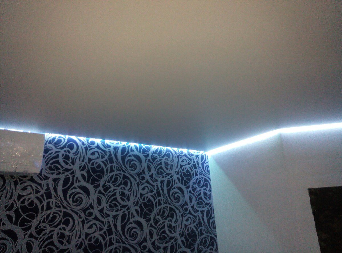 Парящий потолок с подсветкой