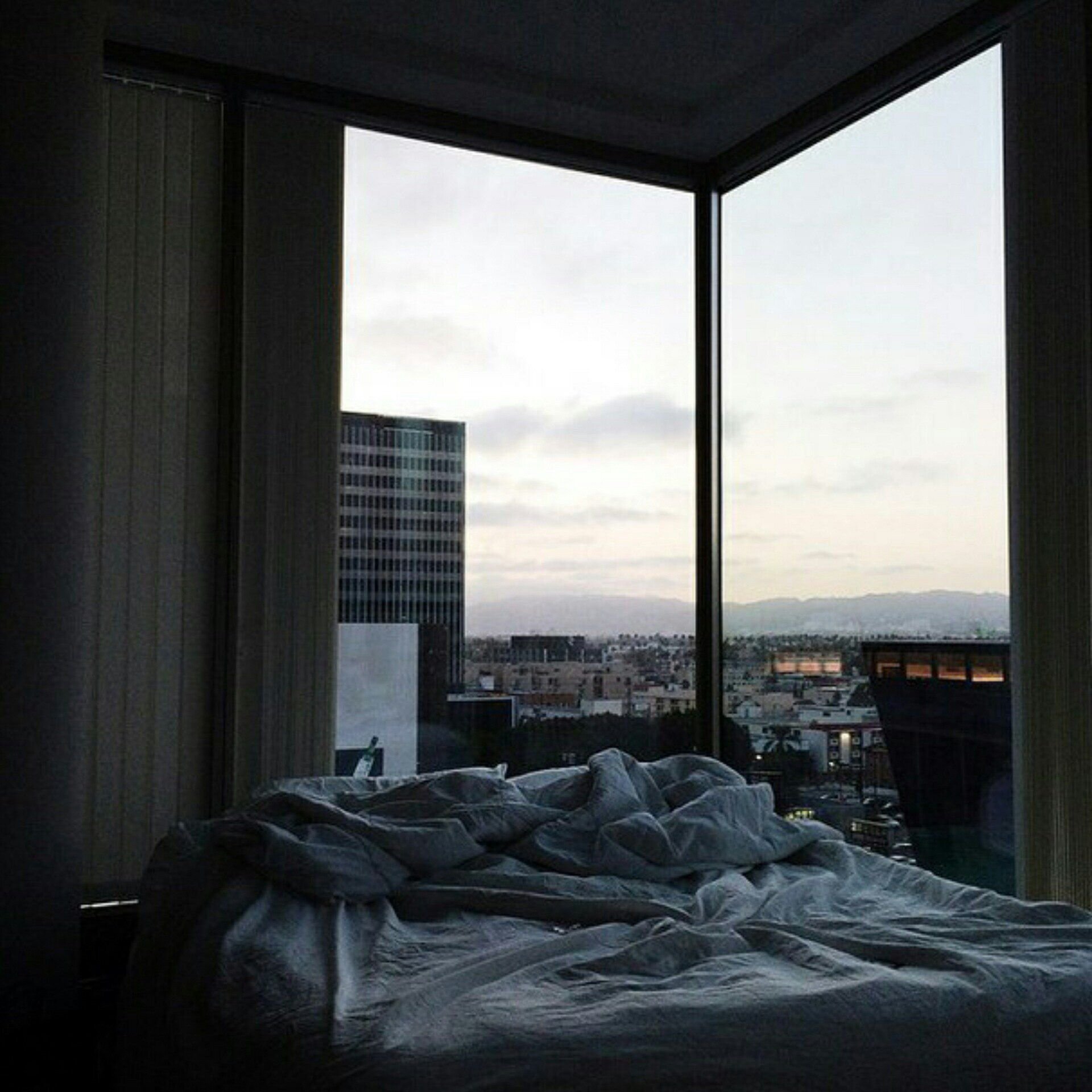 Снятся черные окна. Кровать у панорамного окна. Панорамные виды из окна многоэтажки. Панорамные окна на высоких этажах. Спальня с панорамными окнами.