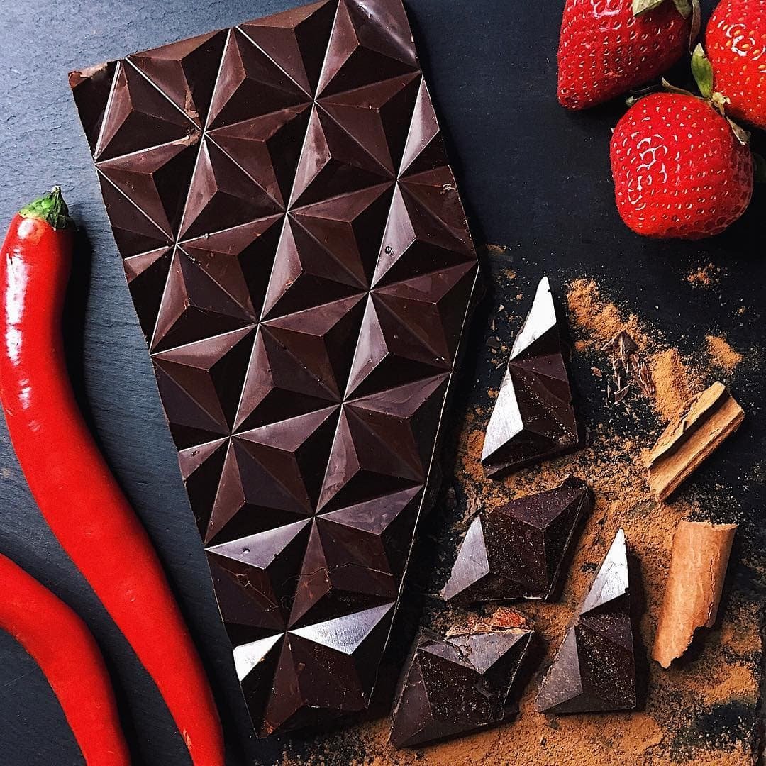 Очень шоколад. Шоколадная плитка. Шоколад с перцем. Красивые шоколадные плитки. Шоколад необычной формы.