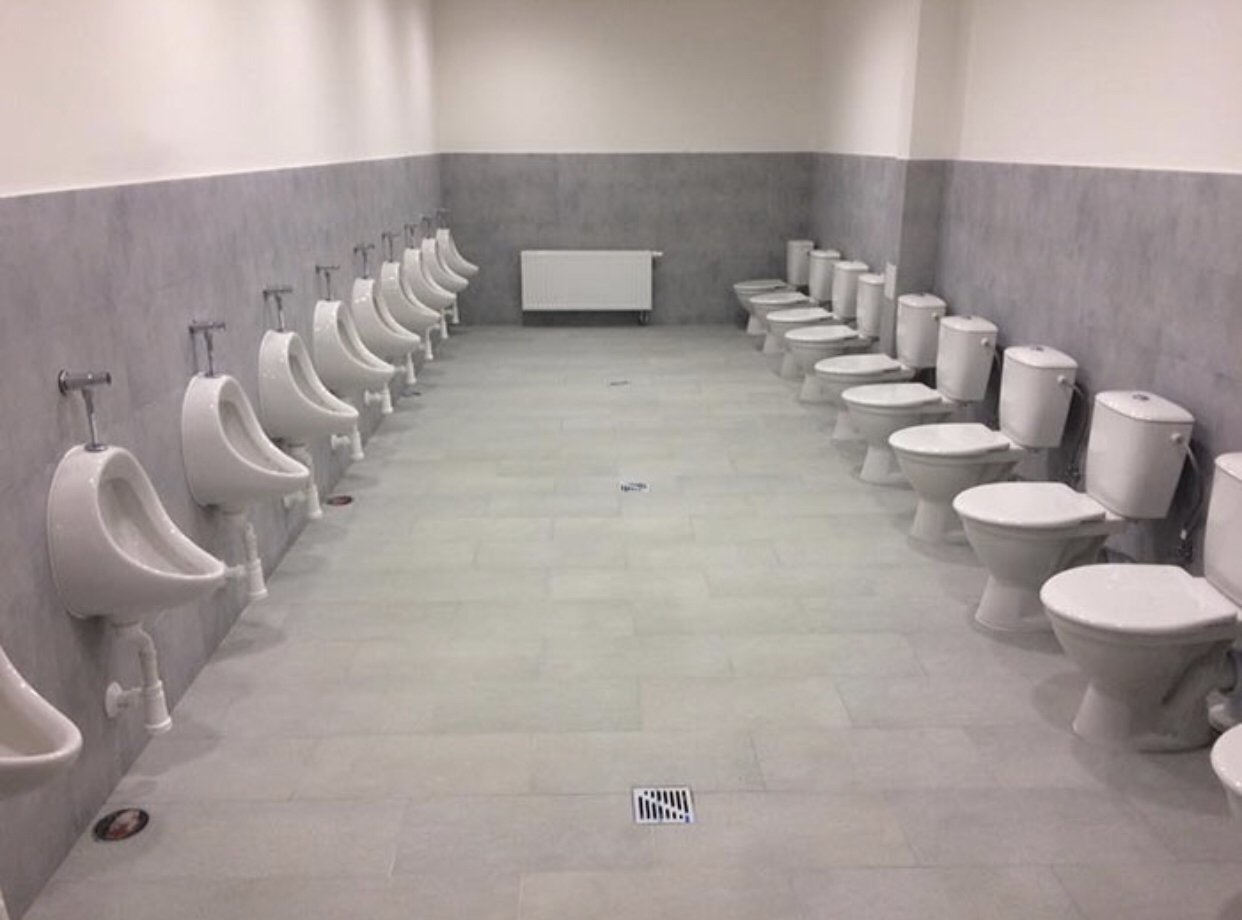 Мужской туалет в школе