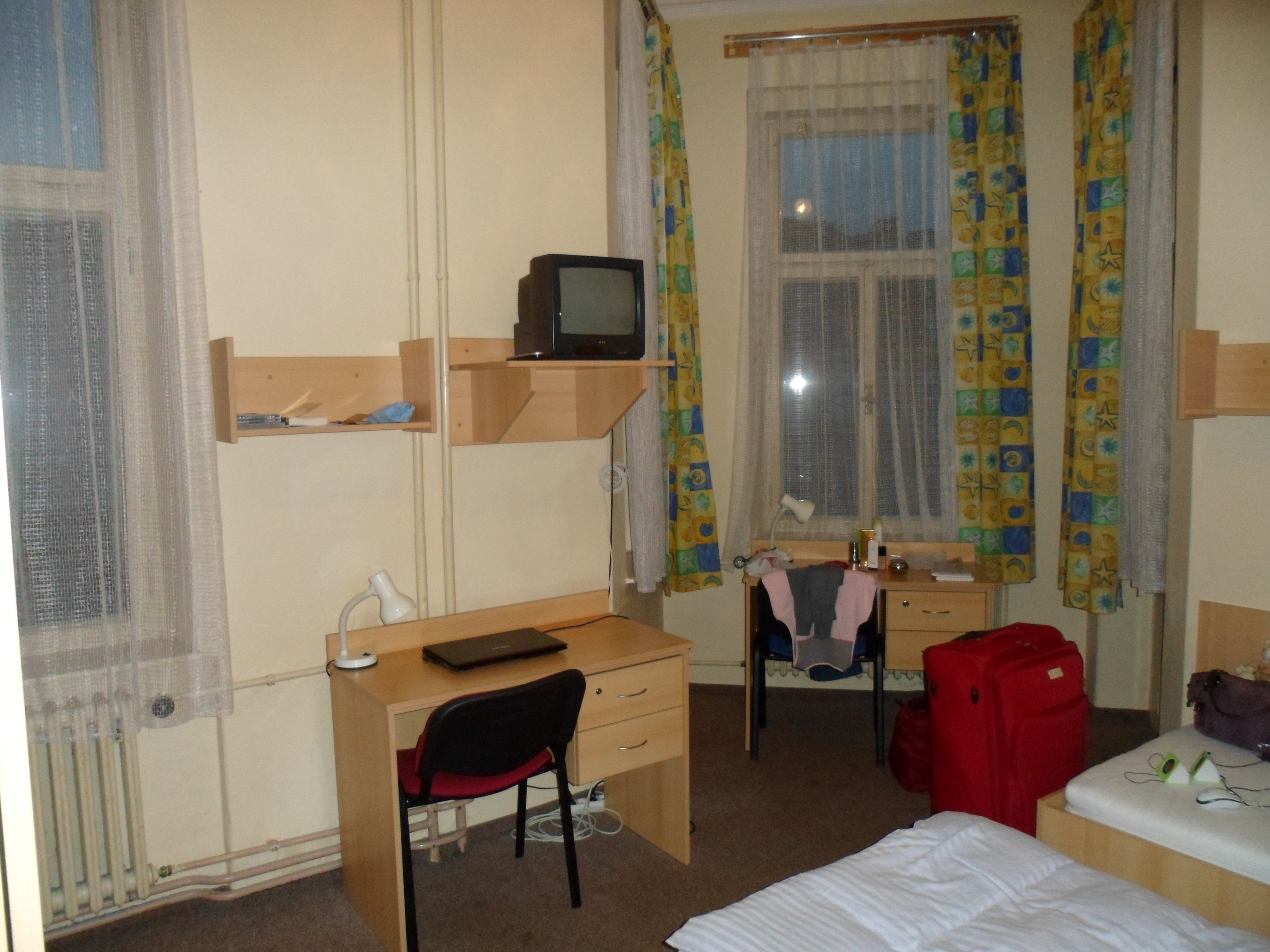 Общежитие комната калининград. Комната в общежитии. Планировка комнаты в общежитии. Уютная комната в общежитии. Фото комнаты в общежитии.