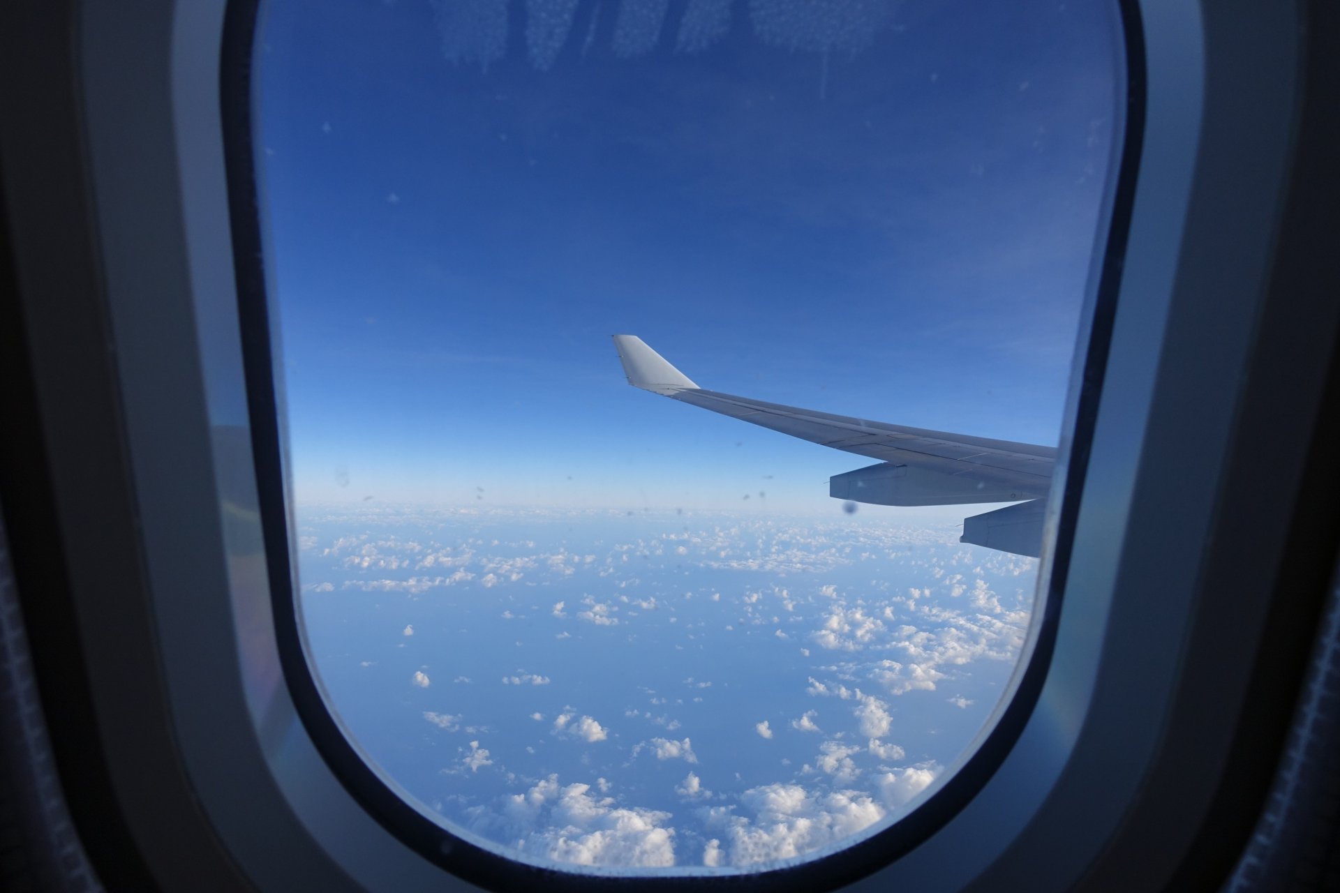Шторки иллюминаторов. Боинг 777 из иллюминатора. Окно самолета. Иллюминатор самолета. Вид из иллюминатора самолета.