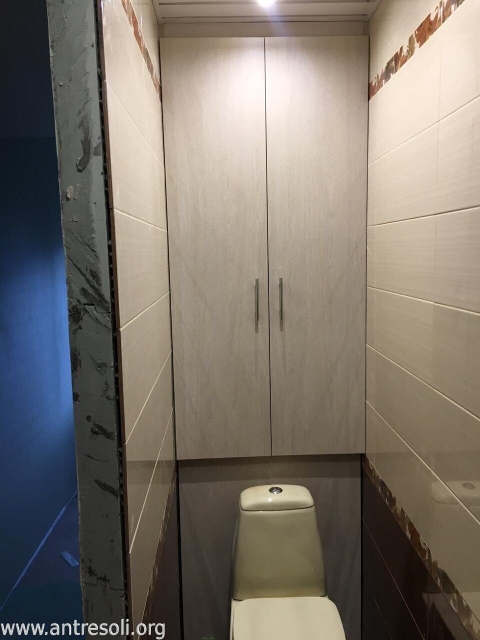 Шкаф в туалете за унитазом