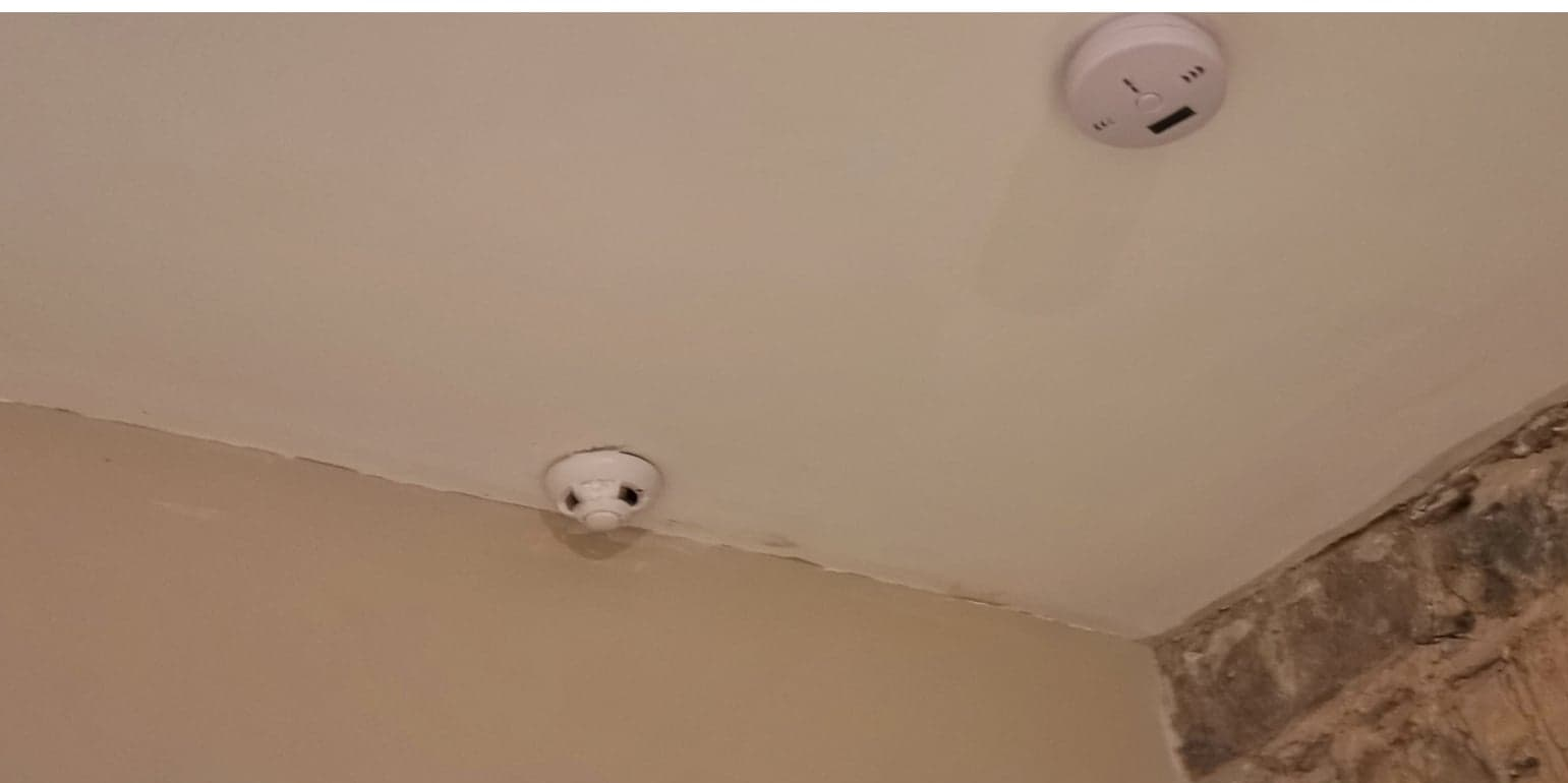 Как можно скрыть камеру. Скрытые камеры в квартире. Как выглядят скрытые камеры. Камера встраиваемая в потолок.