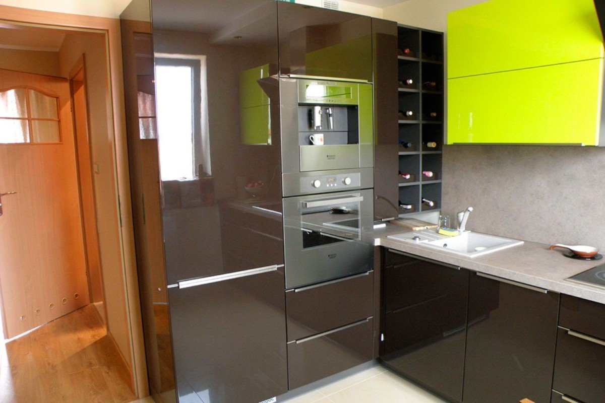 Угловая кухня дизайн с холодильником