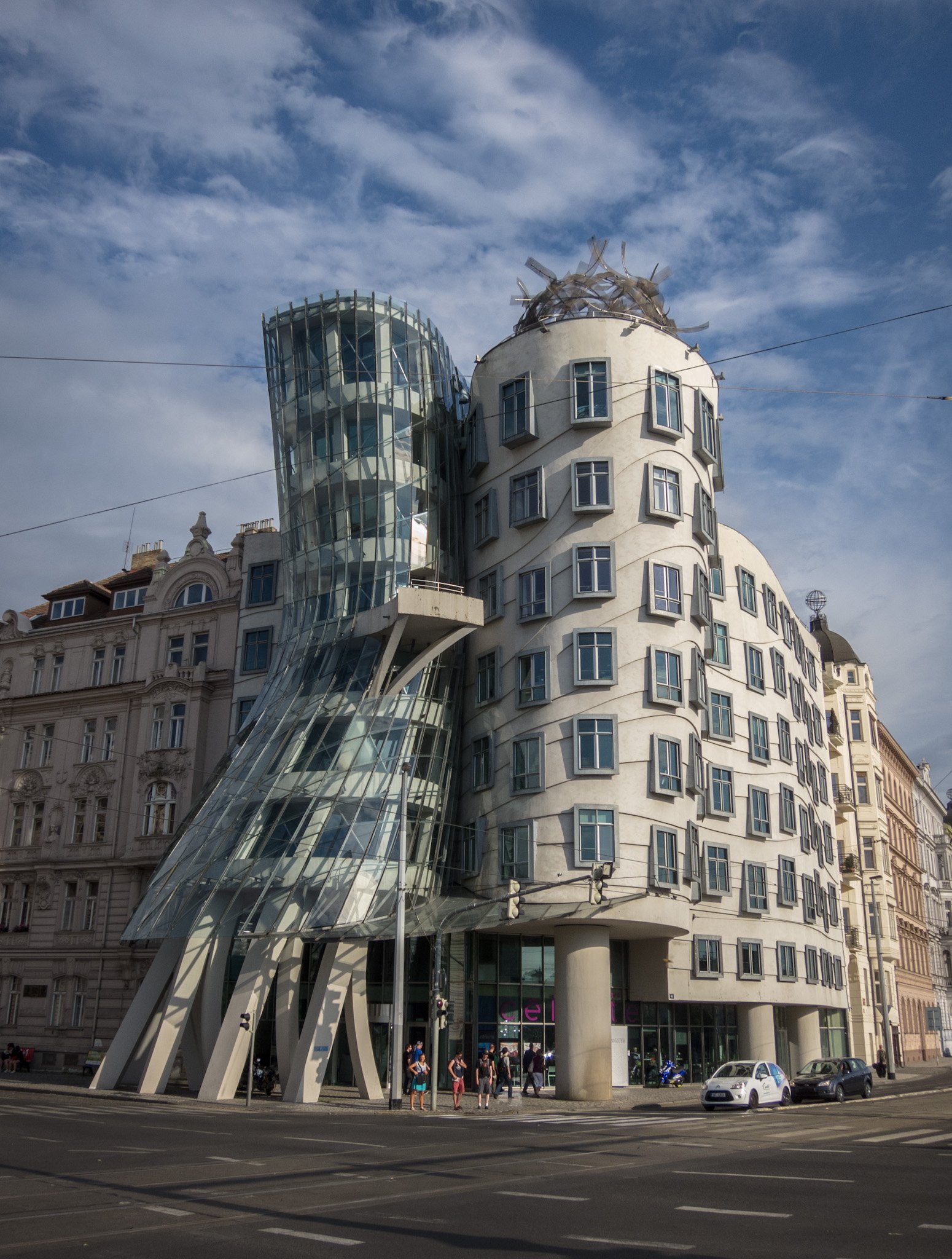 Dancing house. Деконструктивизм в архитектуре«Танцующий дом» в Праге. Танцующий дом в Праге план. Танцующий дом в Праге разрез. Танцующий дом Прага сбоку.