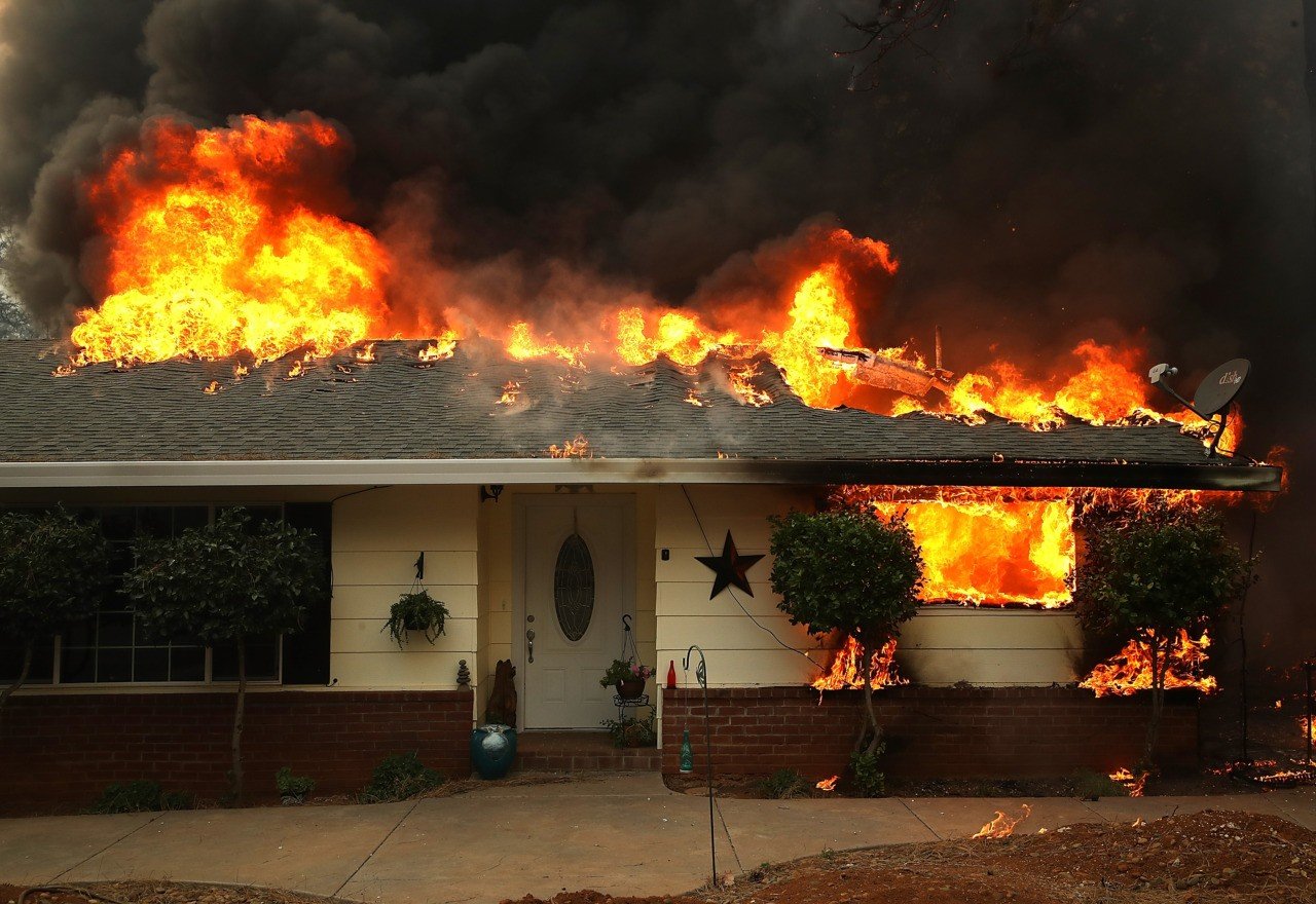 Fire house. Горящий дом. Горящий дом США. Горящий дом в Америке. Дом горит.