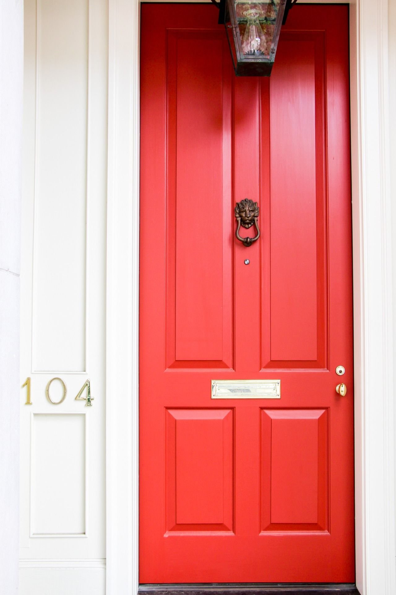 Как открыть красную дверь. Красная входная дверь. Входная дверь красного цвета. Красная уличная дверь. Красная дверь в интерьере.