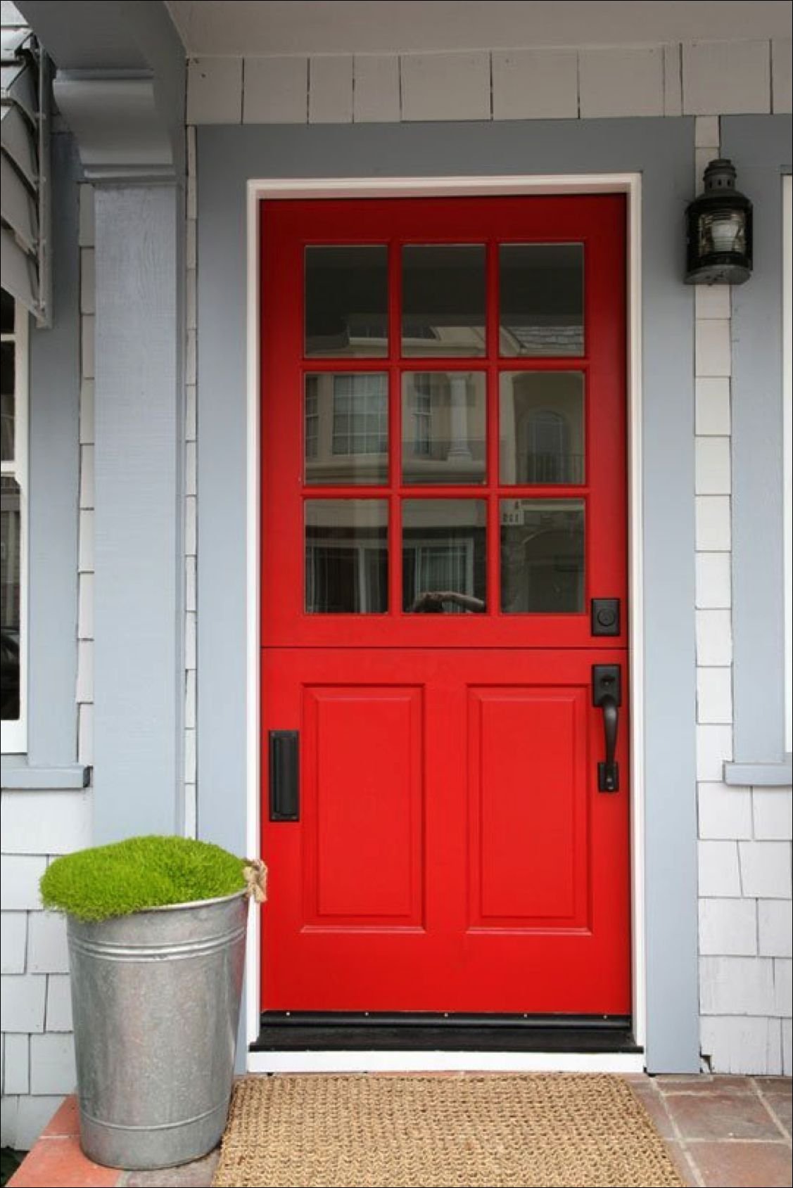 Красная входная дверь в квартиру