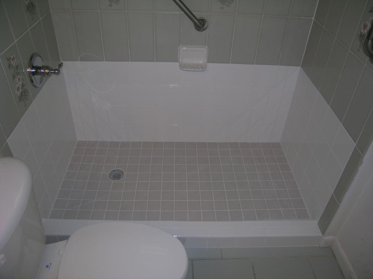 Вместо ванны поддон в ванной комнате. Поддон для душа из плитки пятиугольный. Ванная с поддоном. Поддон вместо ванны.