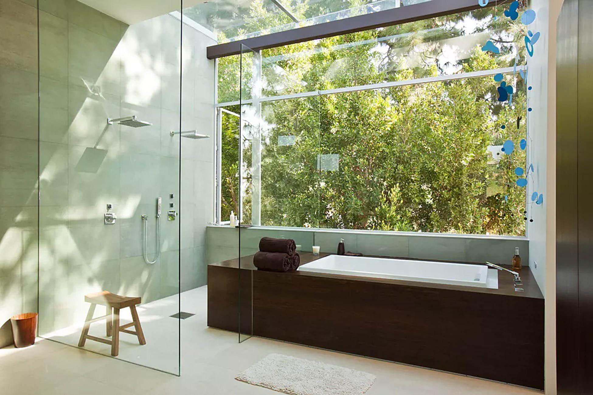 Стеклянные ванны отзывы. Ванная со стеклянной стеной. Стеклянная ванна. Ванная комната со стеклянными стенами. Стеклянная ванна прозрачная.