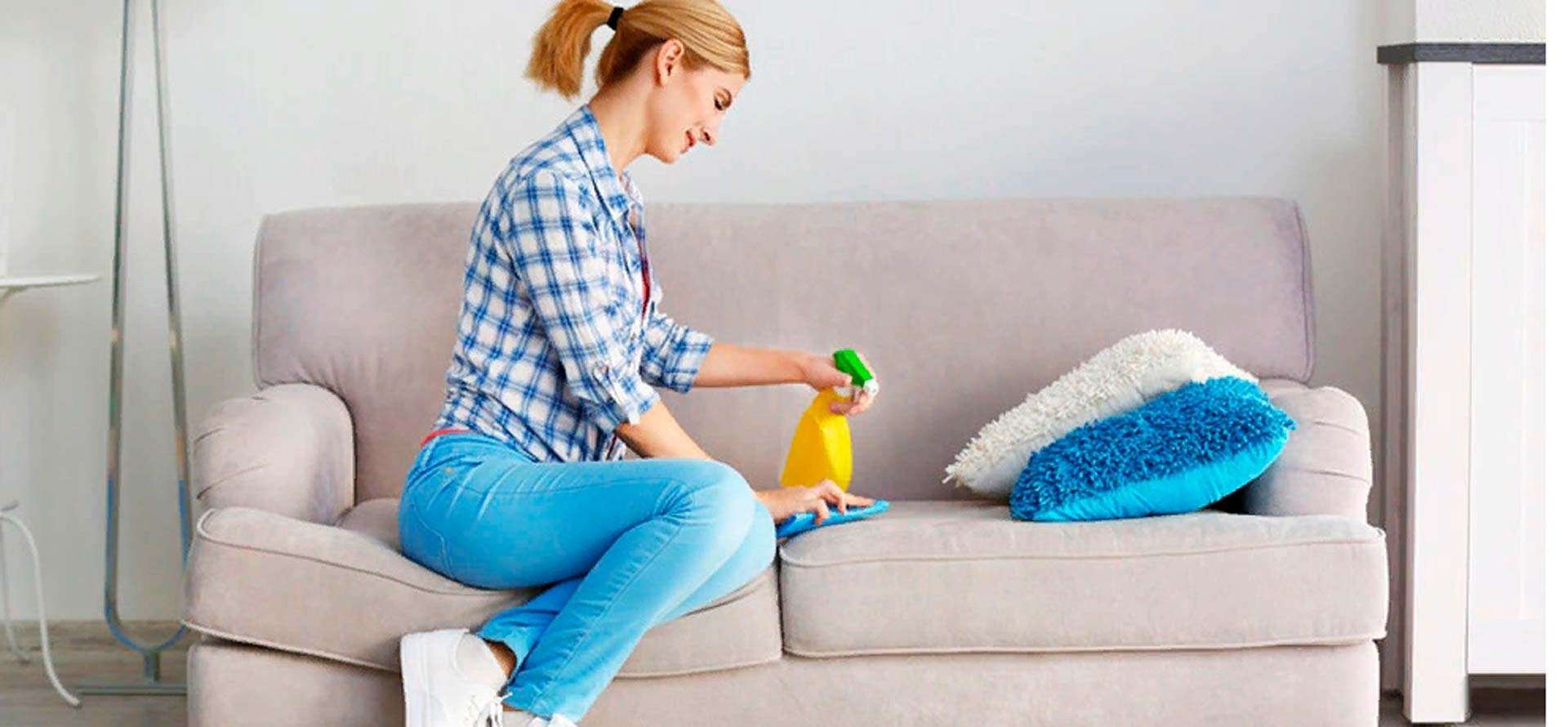 Clean диван. Химчистка диванов и ковров. Девушка чистит диван. Самостоятельная чистка мебели. Пятно на диване.