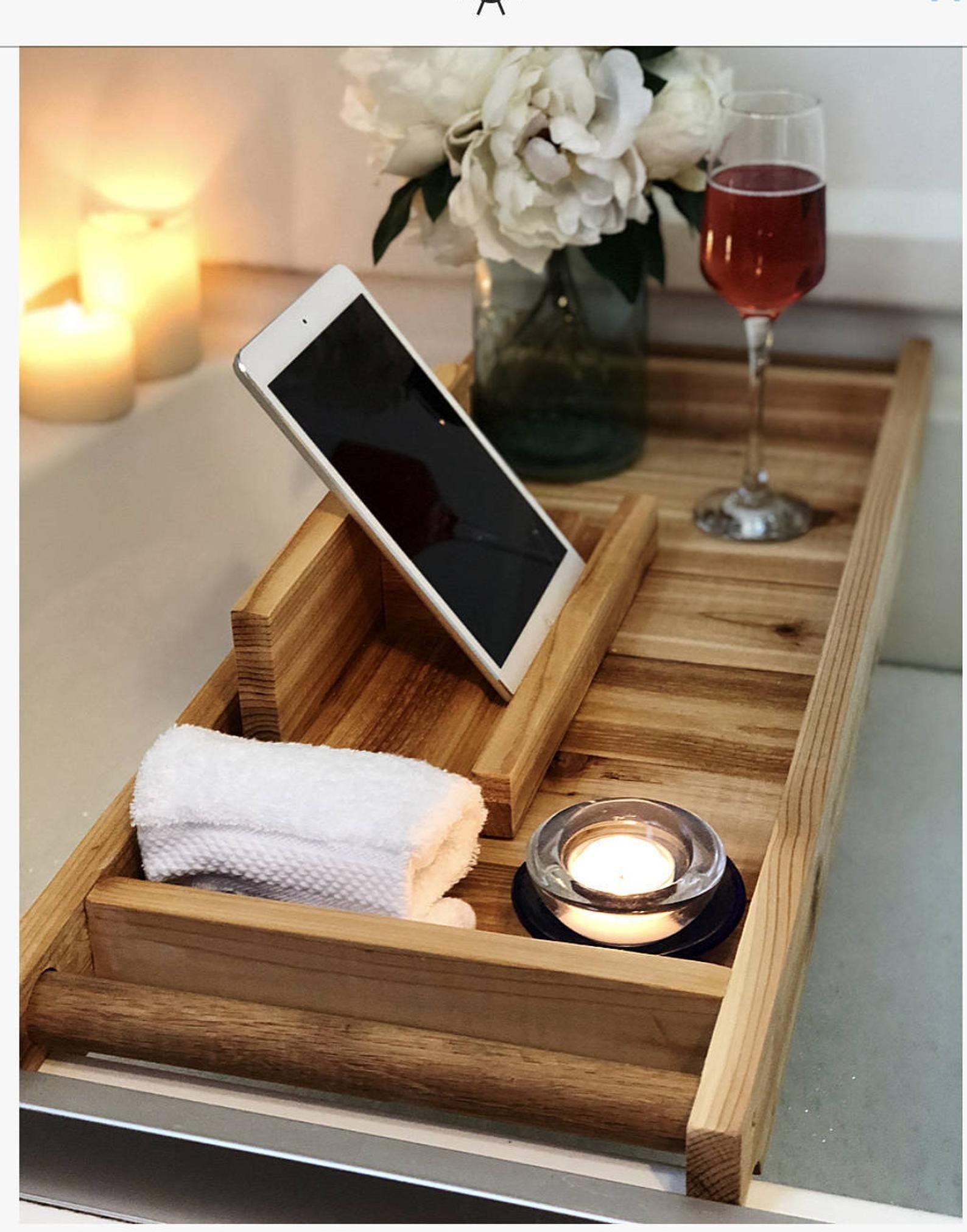 Подставки в ванную купить. Подставка в ванную деревянная. Деревянный поднос в ванную. Столик для ванной. Подставка для ванной деревянная.