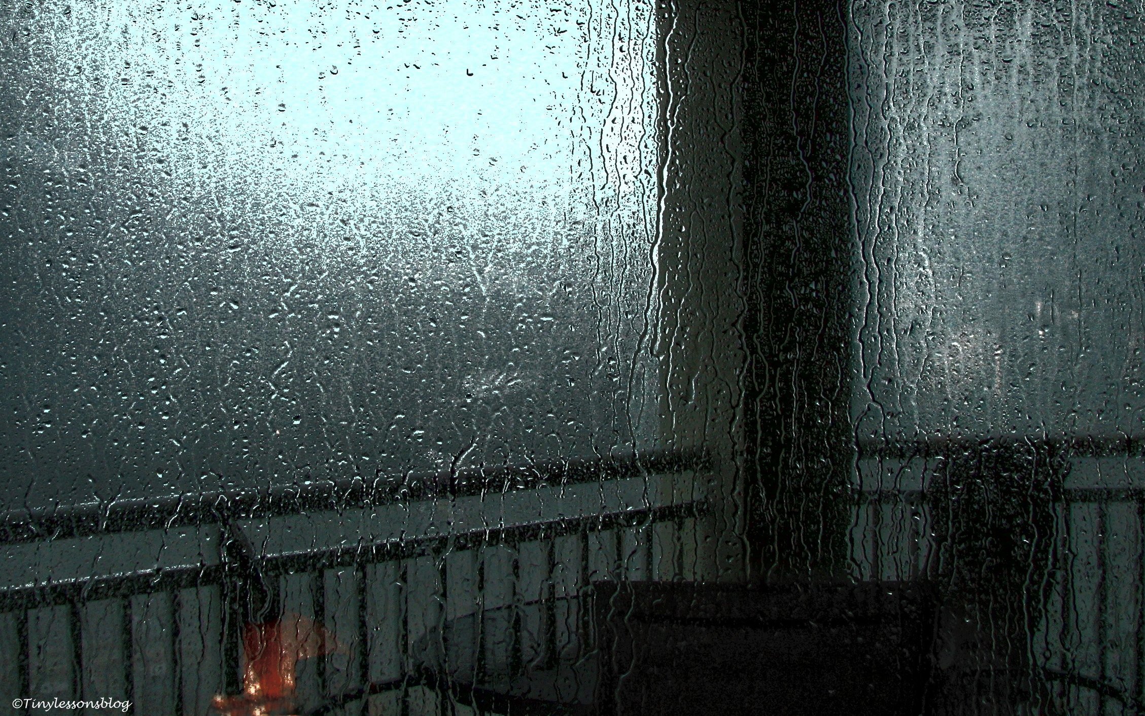 Кипящий дождь. Дождь за окном. Мрачный дождь. Дождь в окне. Дождь фон.