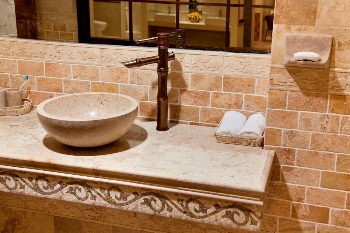 Каменная раковина для ванной