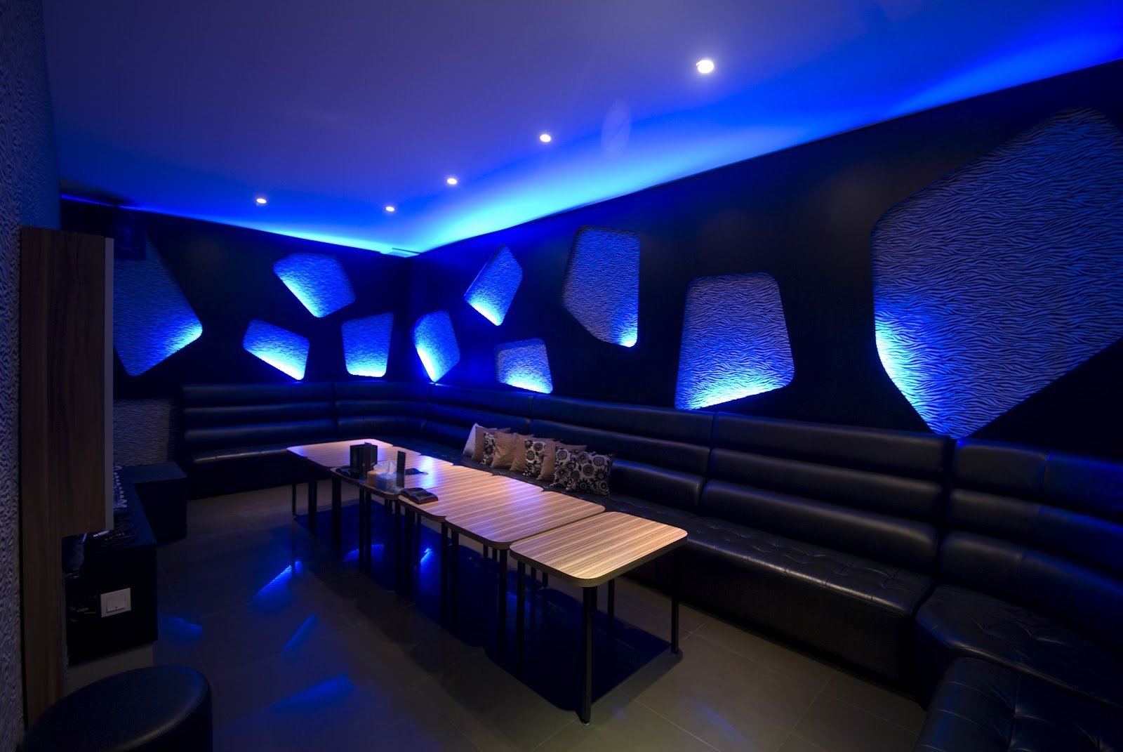 Самое красивое караоке. Дизайн ночного клуба. Комната в клубном стиле. Дизайн стен ночного клуба. Оформление стен в ночном клубе.