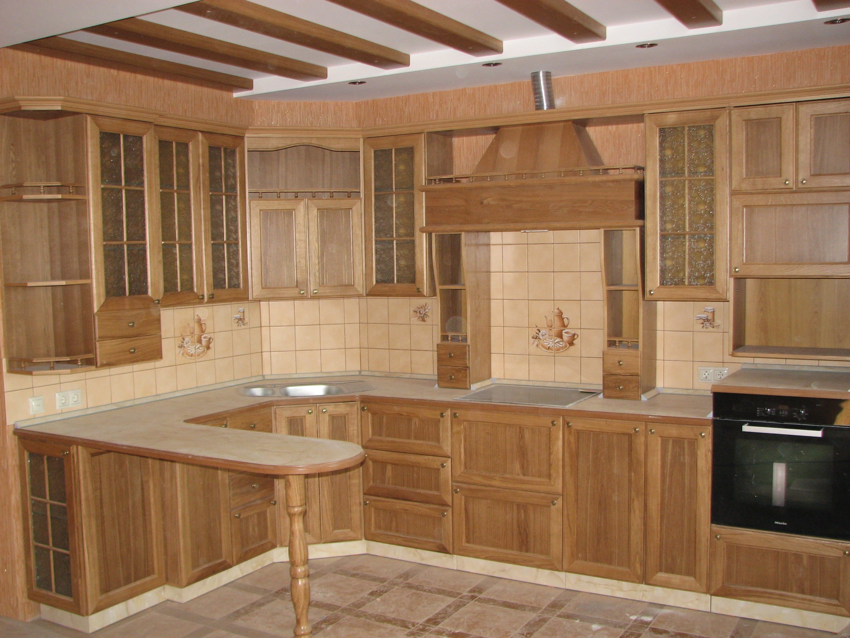 Самодельный кухонный. Кухонная мебель из дерева. Кухонный гарнитур из дерева. Кухня из массива дерева. Самодельный кухонный гарнитур.