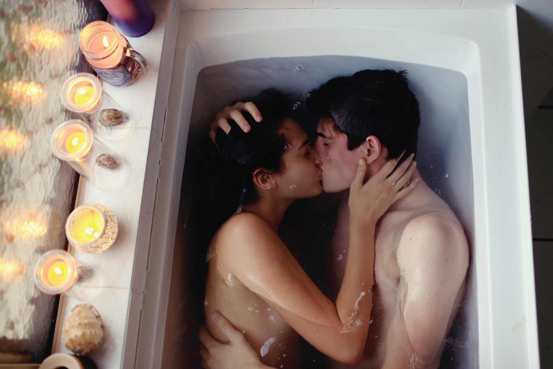 «Парень с девушкой плывут в ванной …» — создано в Шедевруме