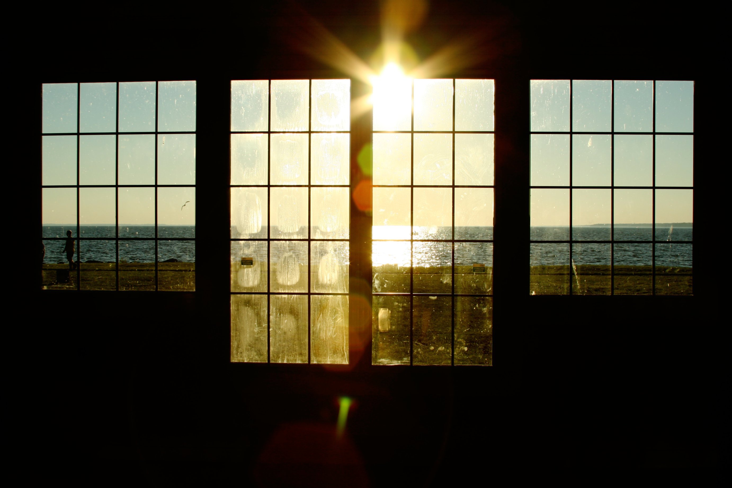 В окнах свет и нет войны. Свет в окне. Свет из окна. Солнечное окно. Свет через окно.