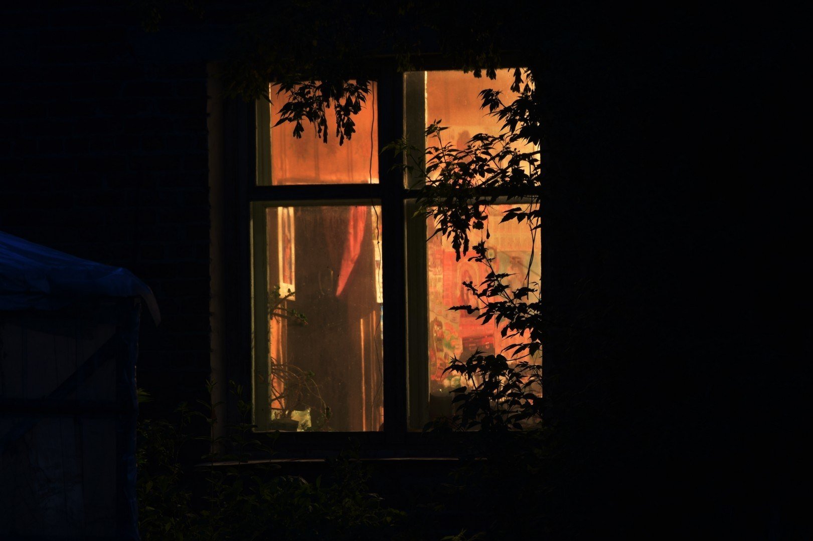 Синий вечер заглянул в мое окно. Окно ночью. Свет в окне ночью. Свет в окне. Ночные окна домов.