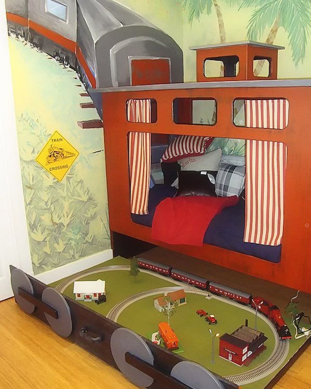 Купить поезд мальчику. Кровать в виде поезда. Детская кровать поезд. Детские комнаты в виде поезда. Кровать в стиле поезда детская.