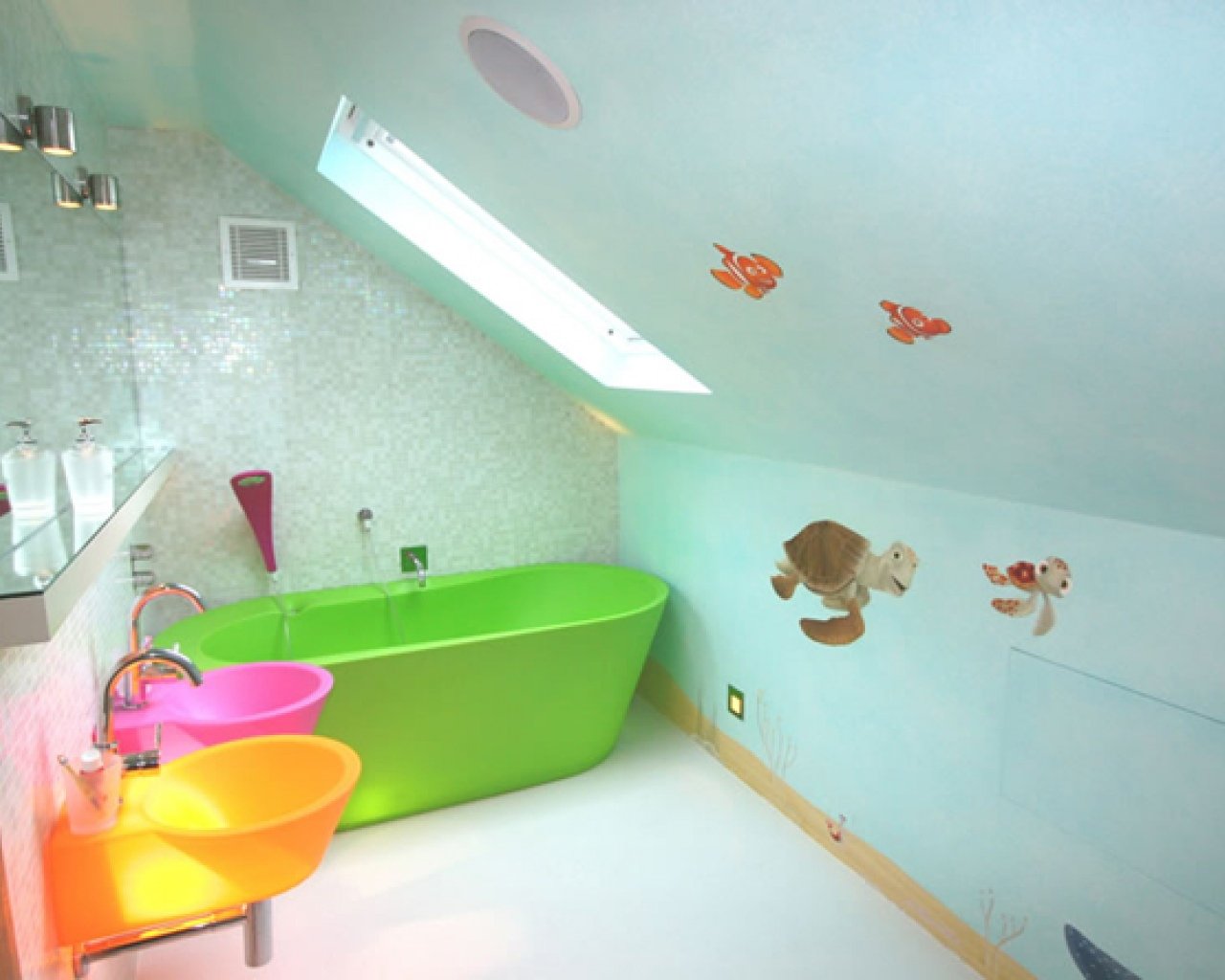 Какой краской можно покрасить в ванной. Детская ванная. Ванная комната для детей. Детская ванная комната интерьер. Покраска стен в ванной.