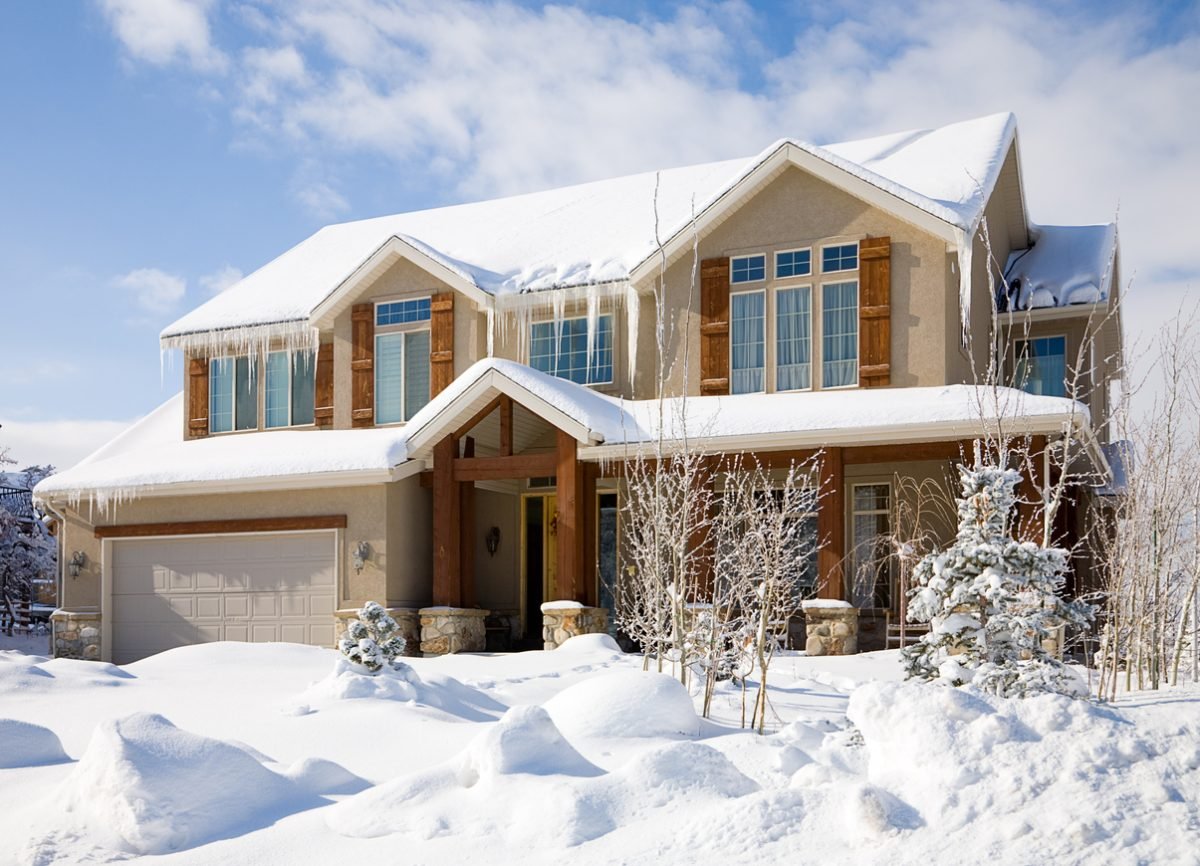 Красивый дом в снегу