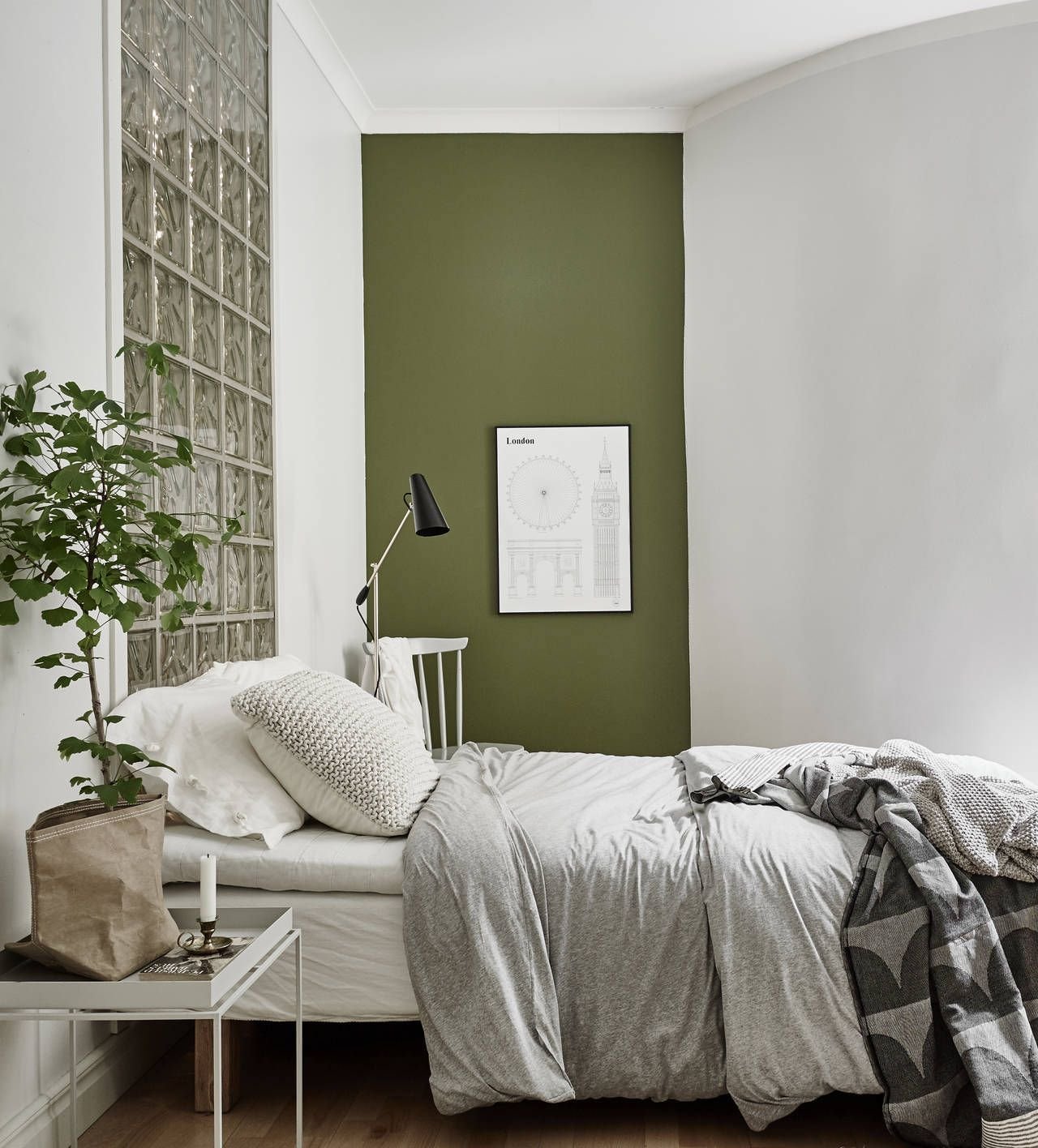 Хаки в интерьере. Спальня цвета хаки. Болотный цвет стен. Оливковые стены в интерьере. Оливковый цвет стен в интерьере.