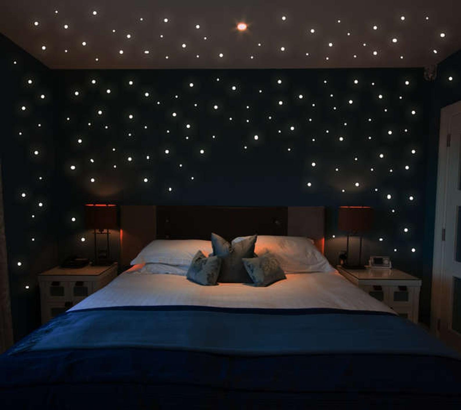 Звездное небо светодиодное. Подсветка в спальне. Звездное небо в спальне. Кровать ночью. Комната ночью.