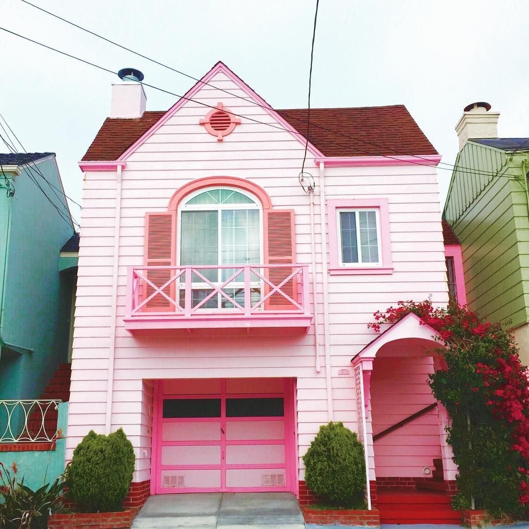 Фото розового дома. Ашленд Орегон розовый дворец. Пинк Хаус дом. Розовый дом. Розовый домик.