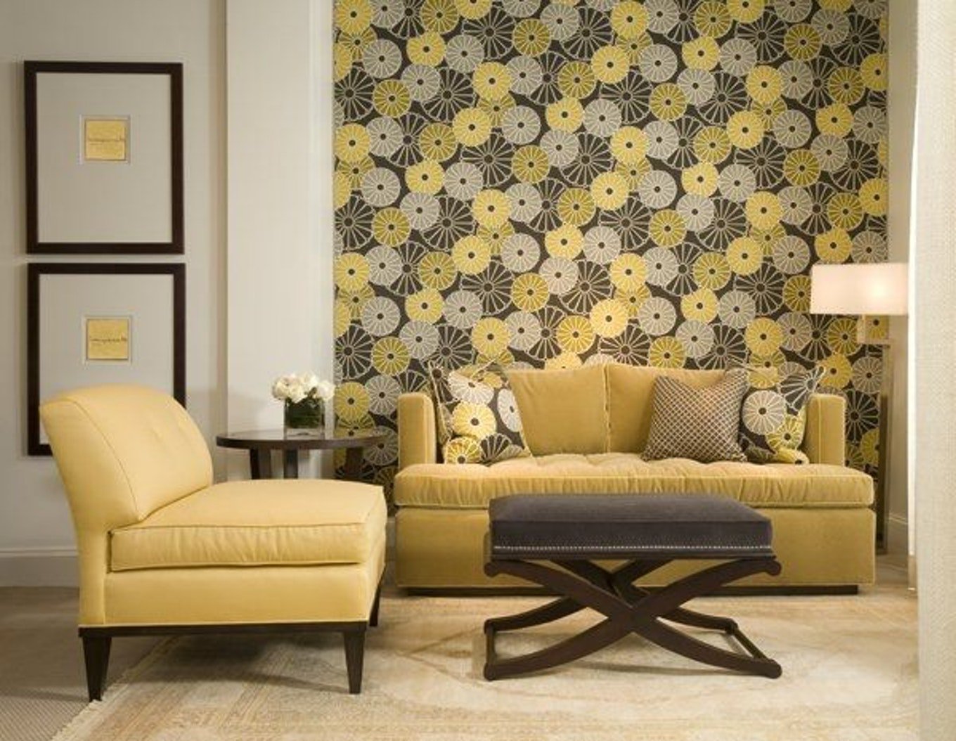 Горчичные обои. Желтый интерьер. Гостиная с желтым диваном. Комбинированные обои для гостиной. Желтый диван в интерьере.