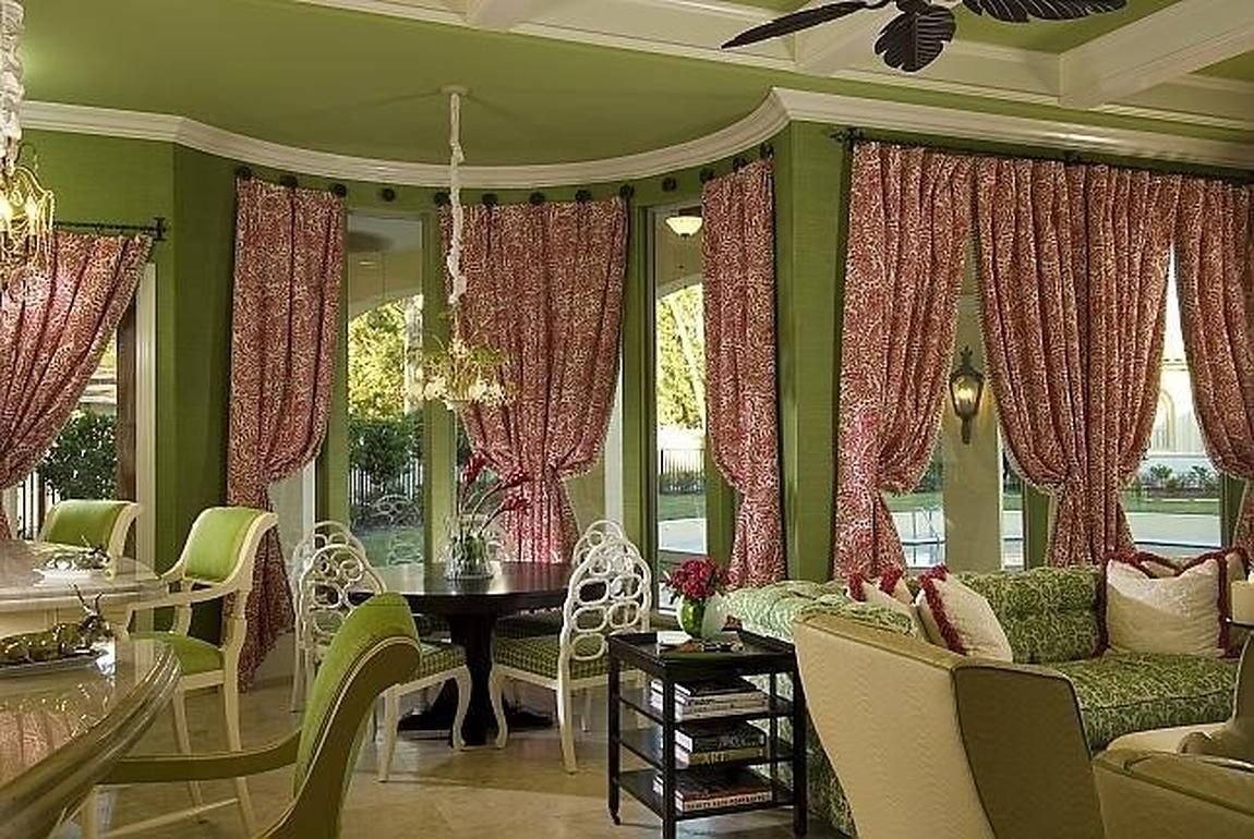 Зеленые шторы в интерьере гостиной