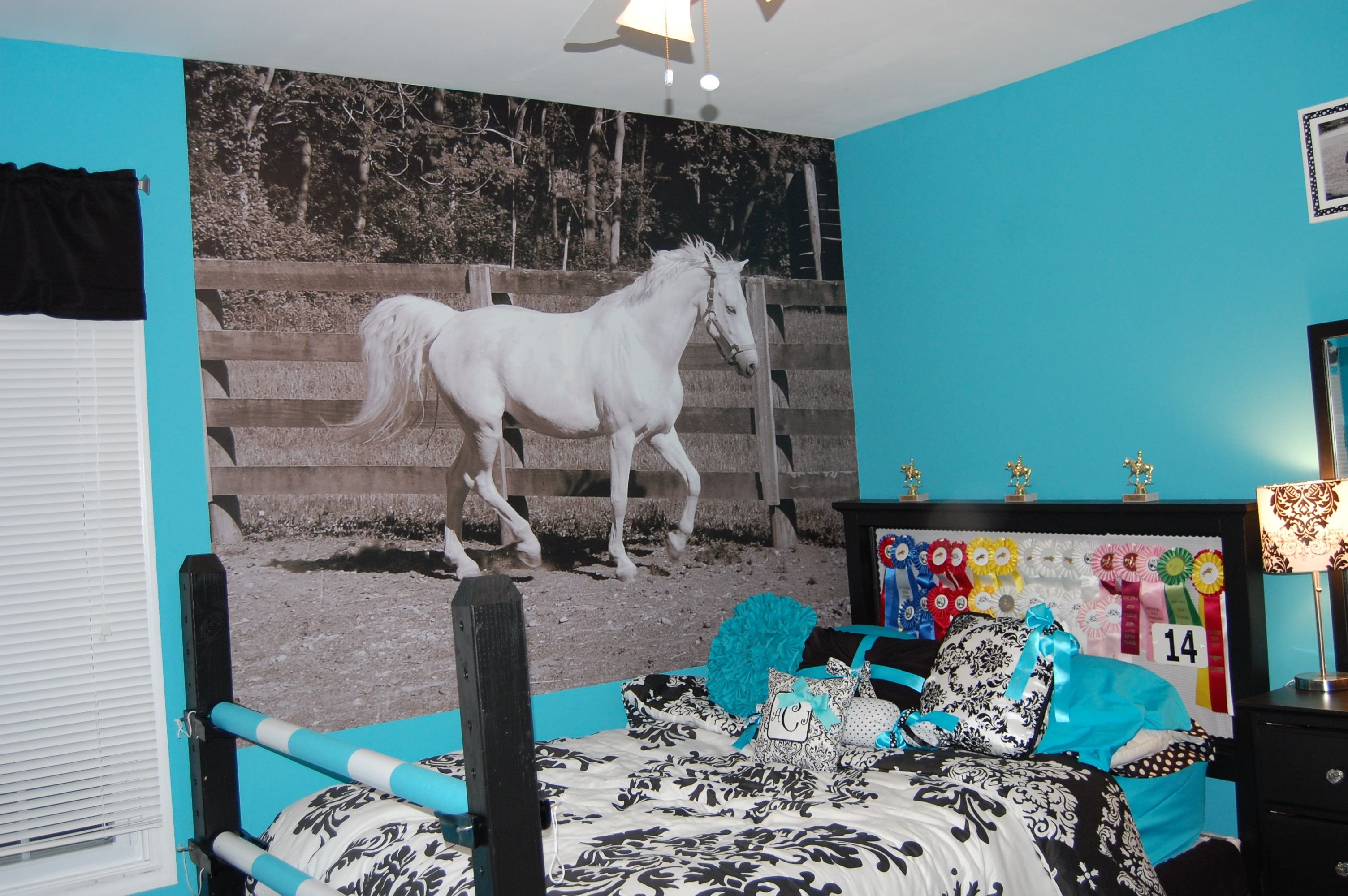 Комнаты кск. Комната в стиле лошадей. Детская комната с лошадьми. Комната в конном стиле. Лошади в интерьере.