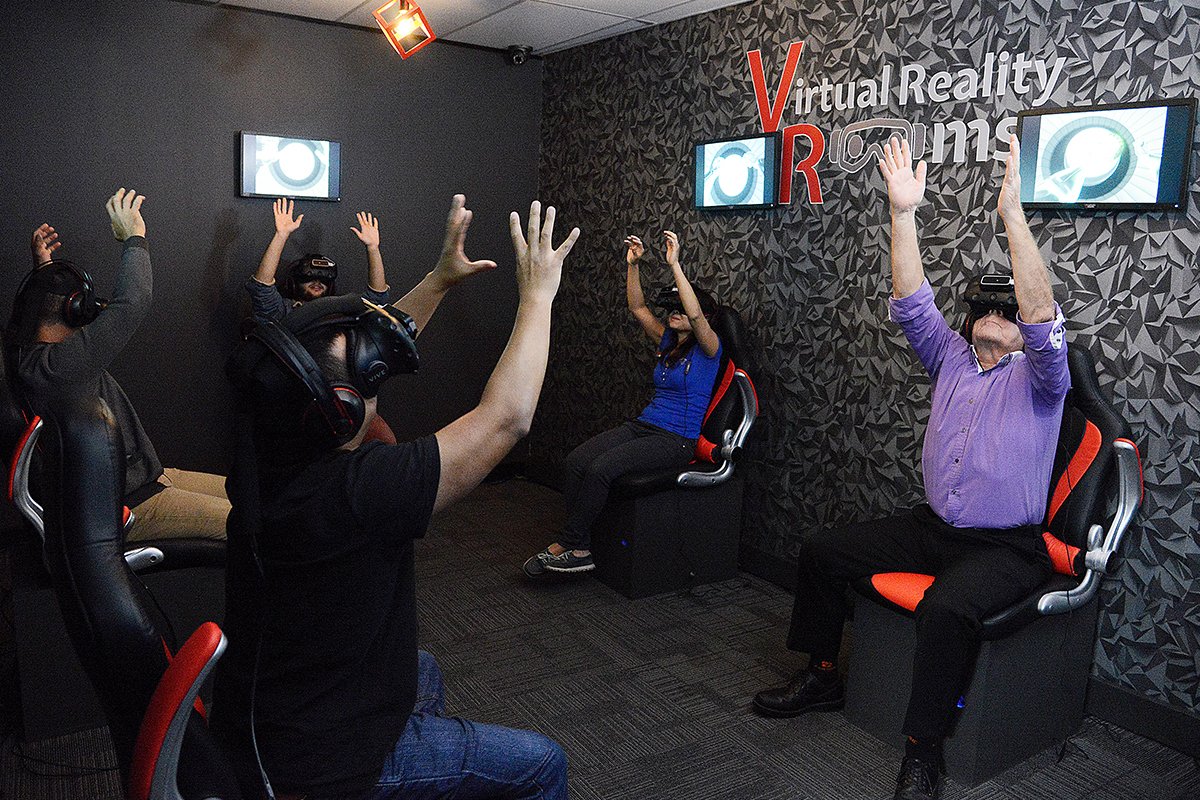Реалити кабинет. Комната виртуальной реальности. Виртуальная комната. Виртуальная реальность стена. VR помещение.