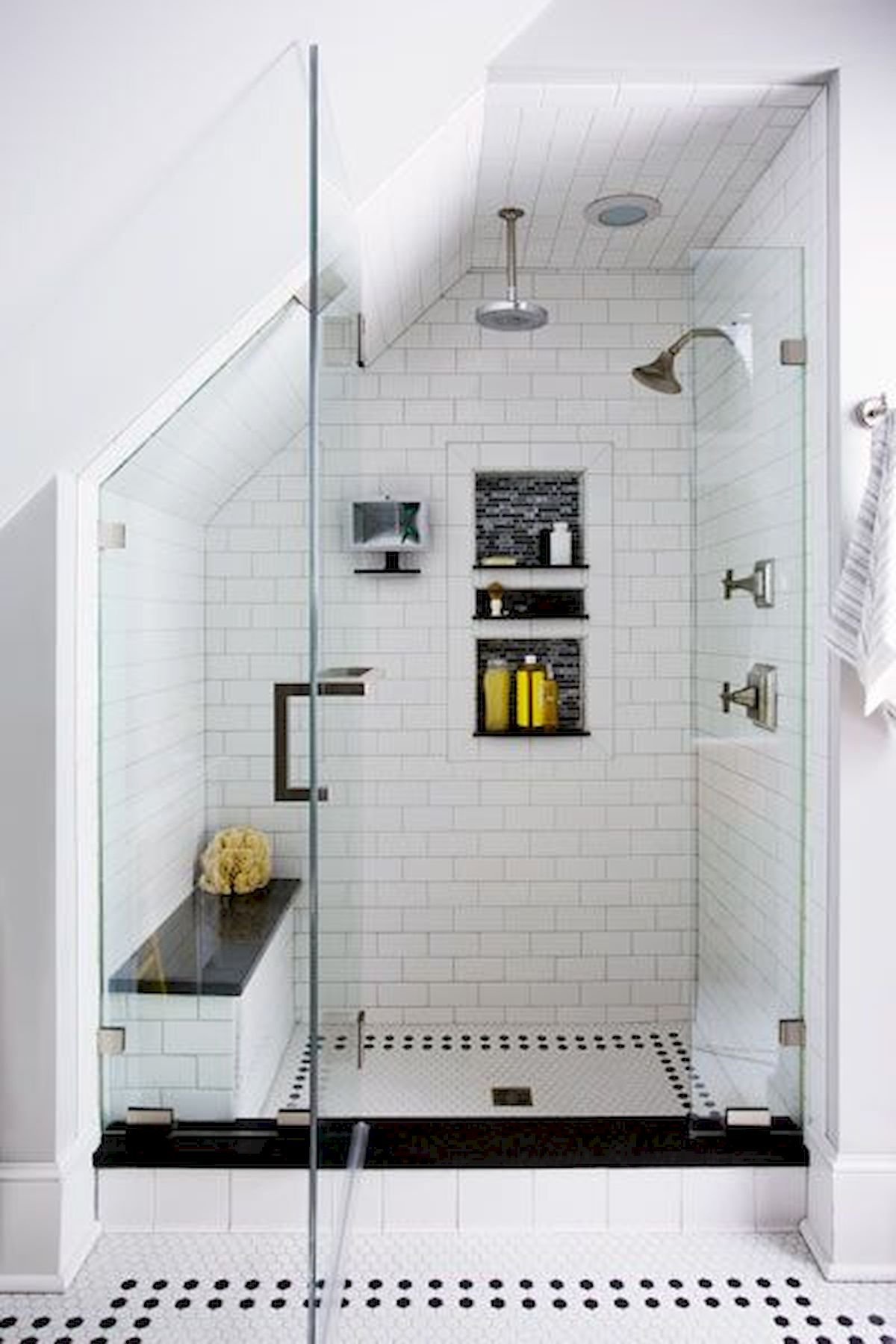 Маленькие ванны поддоны. Современная душевая комната. Ванная под лестницей. Душевая под лестницей в частном доме.
