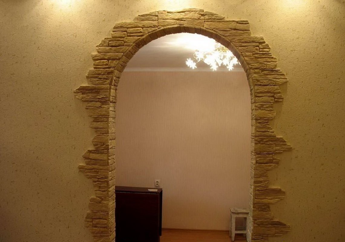 Отделка арки декоративным камнем в квартире