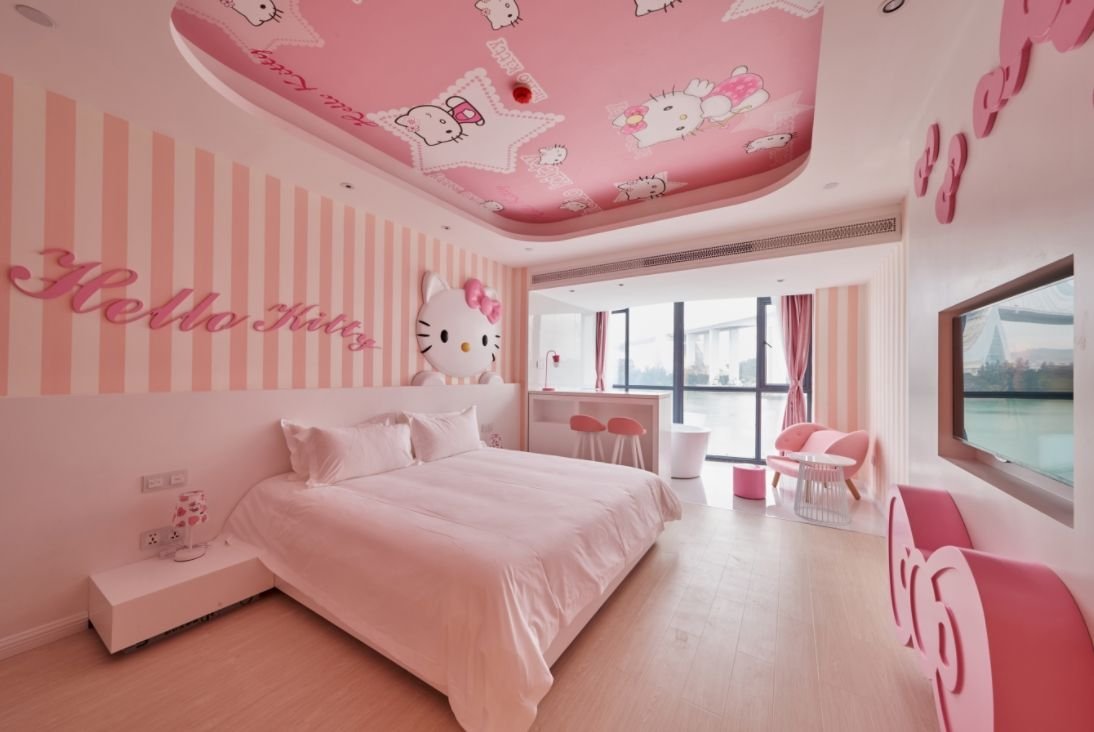 Kitty room. Хелло Китти комната. Комната Хелло Китти Эстетика. Эстетичная комната Хеллоу Китти. Комната мечты с Хеллоу Китти.