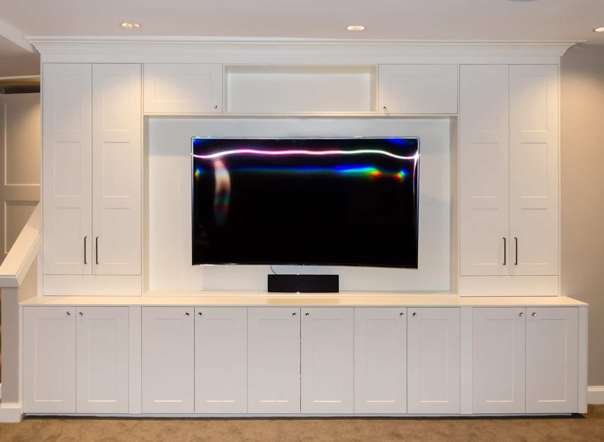 Телевизор для кухни 20. Кухонный шкаф с телевизором. Телевизор на кухне. Шкаф на кухню под телевизор. Телевизор в шкафу на кухне.