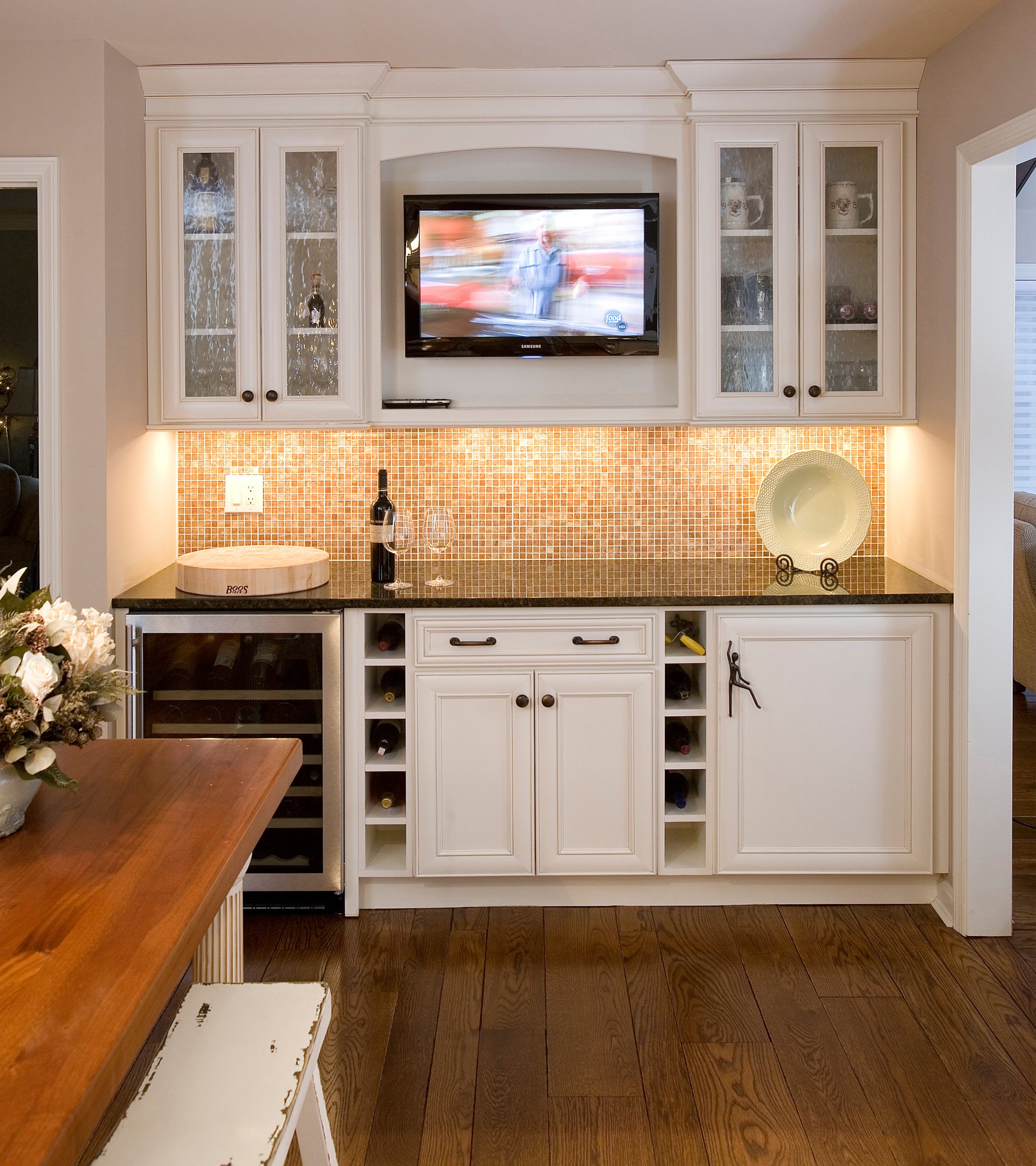 Встроенные кухонные телевизоры. Встраиваемый телевизор для кухни. Телевизор в кухонной мебели. Телевизор встроенный в кухню. Кухонный гарнитур с телевизором.