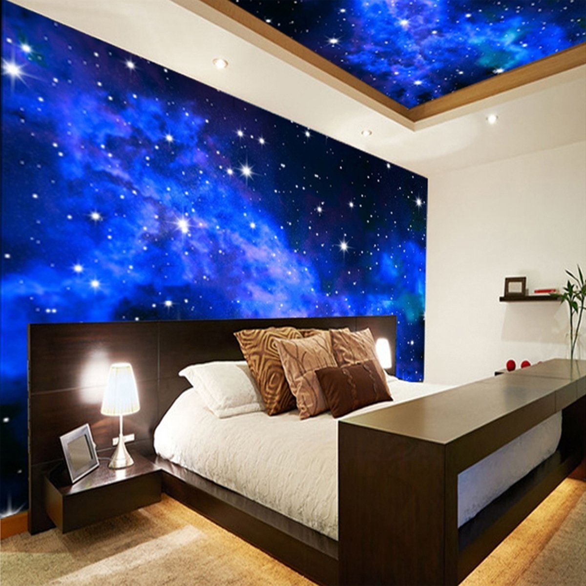 Домашнее звездное небо. Потолок звездное небо. Спальня в космическом стиле. Натяжной потолок звездное небо. Звездный потолок в спальне.
