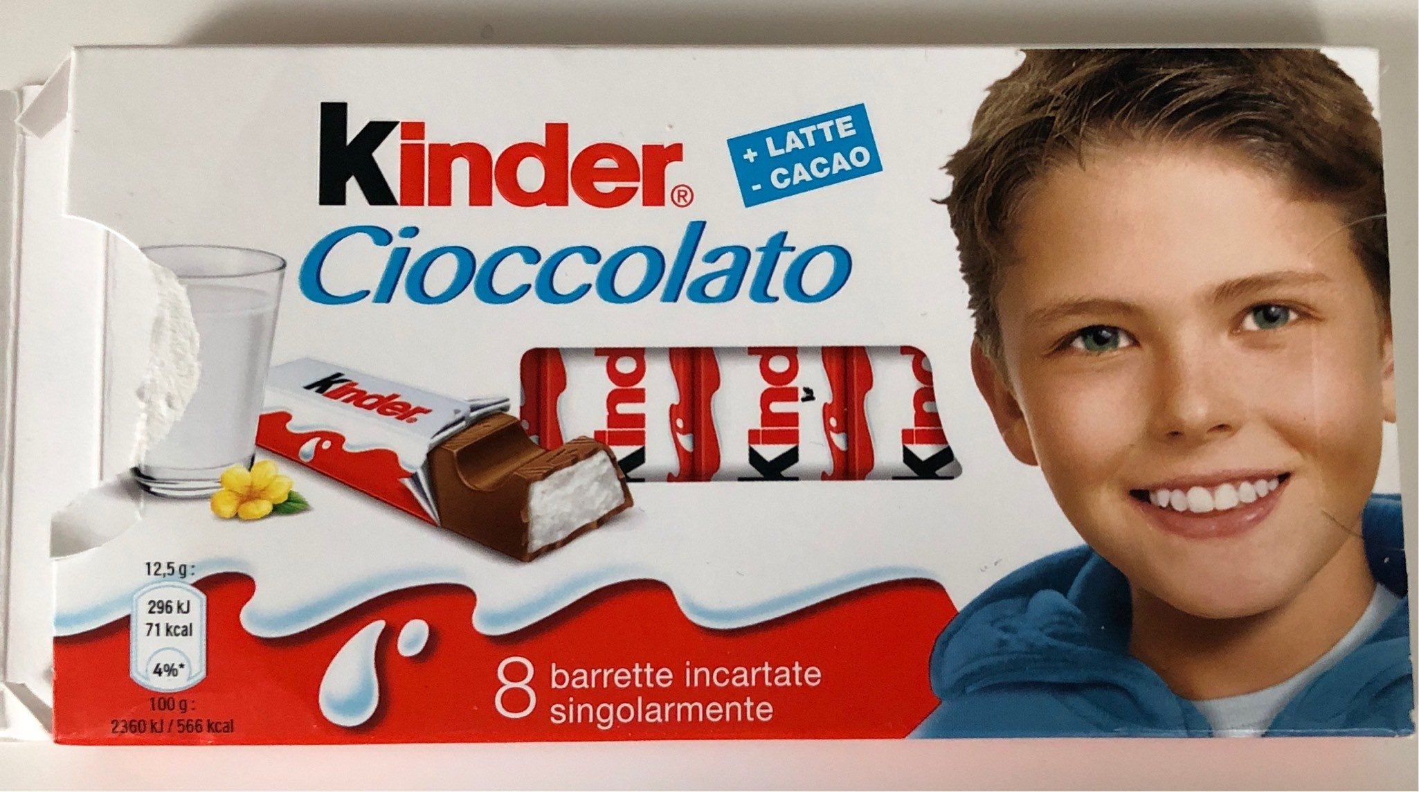 Киндер читаем. Киндер шоколад. Киндер шоколад плитка. Мальчик с упаковки Киндер шоколад. Киндер шоколад домик.