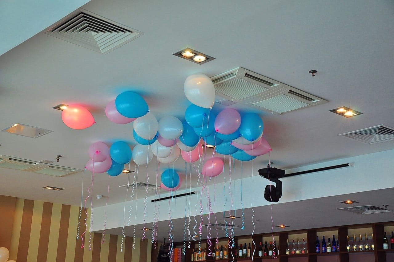Доставка потолок шар. Гелевые шары на потолке. Воздушные шарики под потолок. Шарики по потолку. Потолок с воздушными шарами.