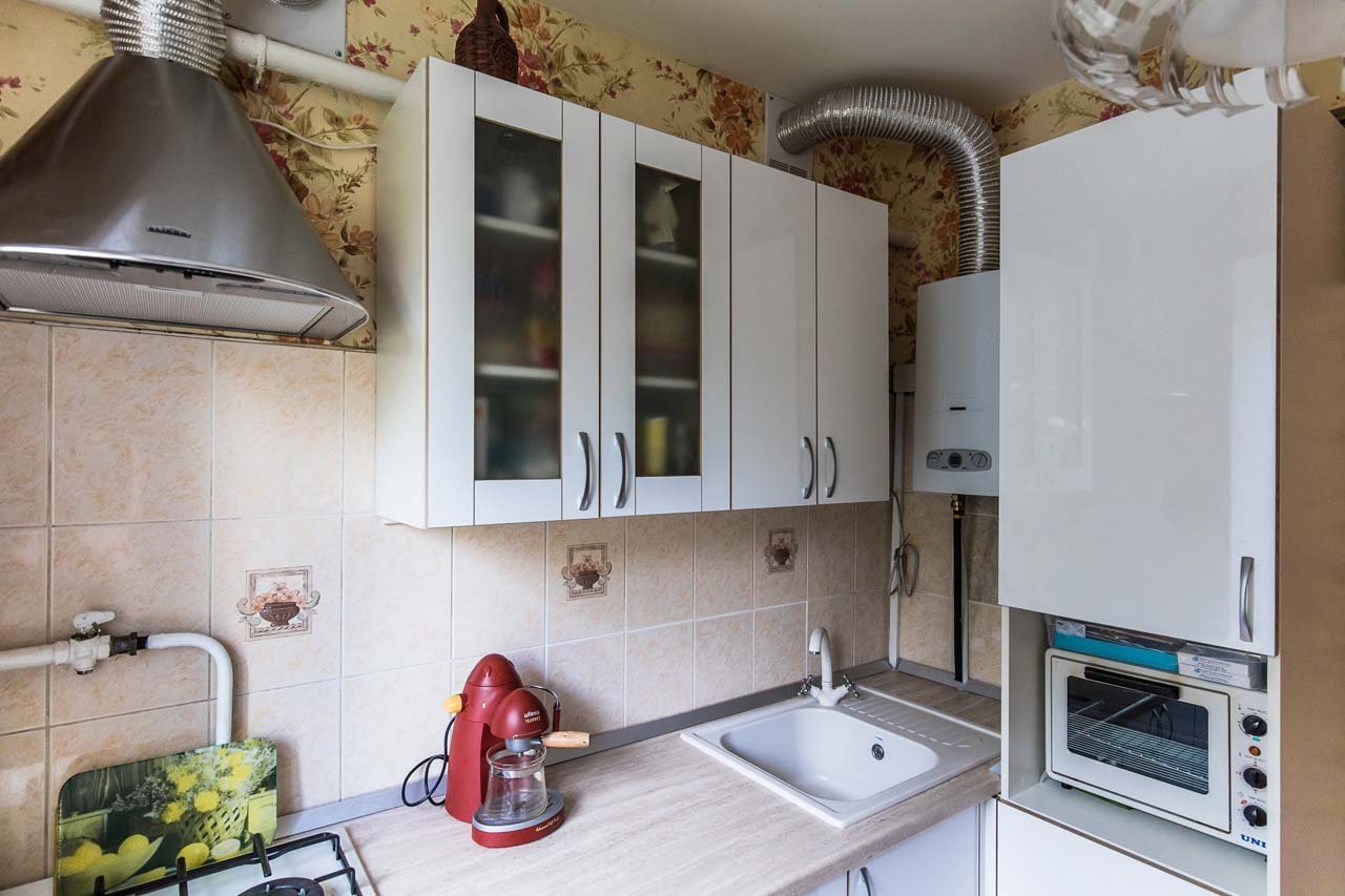 Дизайн кухни 4 кв м с газовой колонкой и холодильником