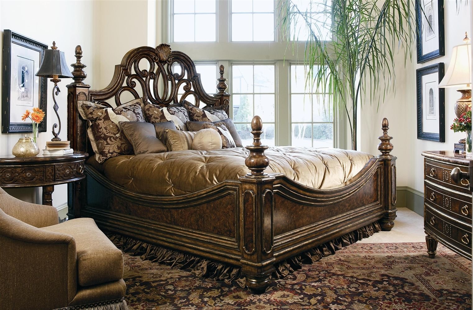 Малазийская мебель. Кровать в старинном стиле. Резные деревянные кровати. Кровать с резным изголовьем. Резная кровать из дерева.