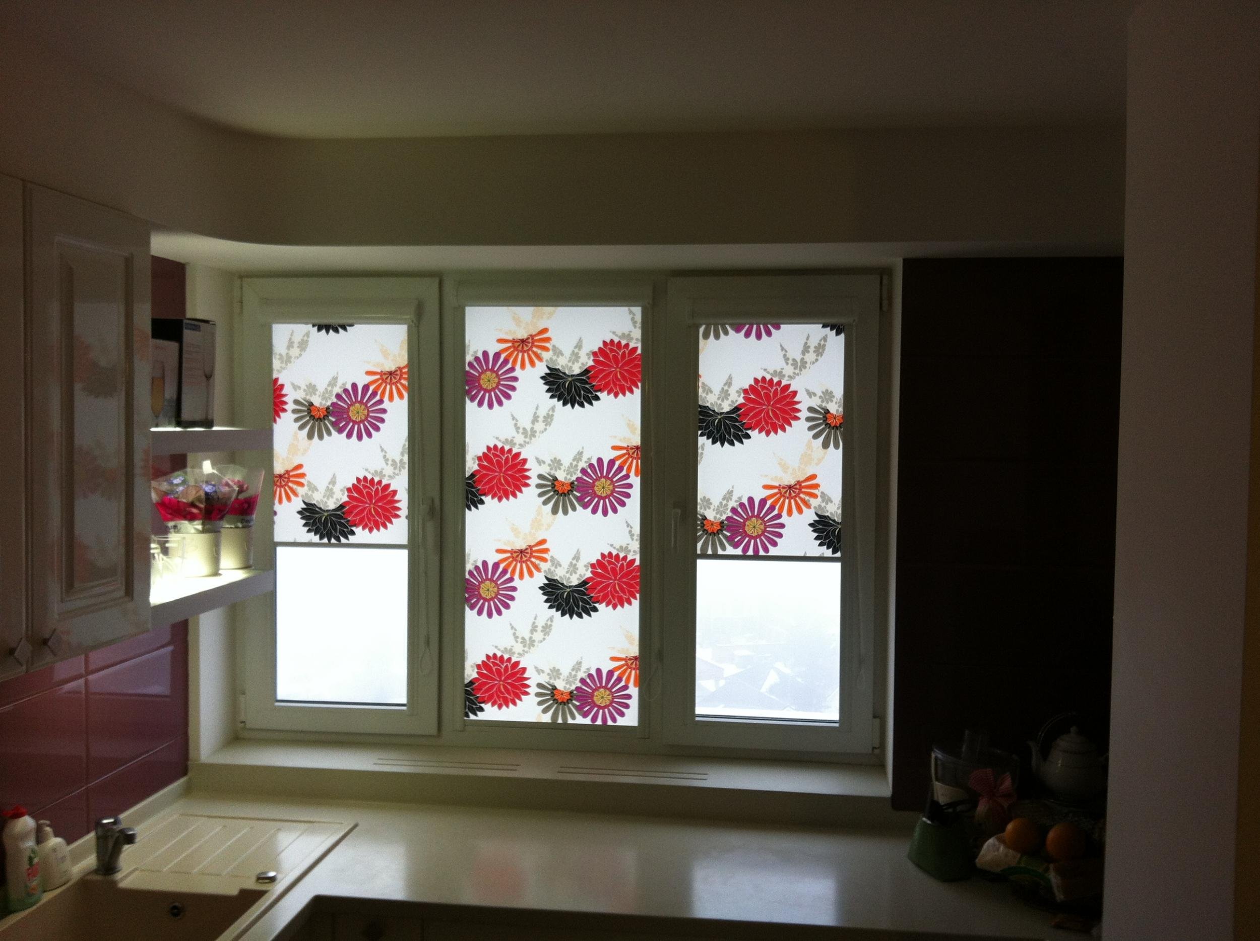 Окна на кухне купить. Рулонные шторы на кухонное окно. Ролл шторы на кухню. Рулонные шторы на пластиковые окна на кухню. Красивые рулонные шторы на пластиковые окна на кухню.