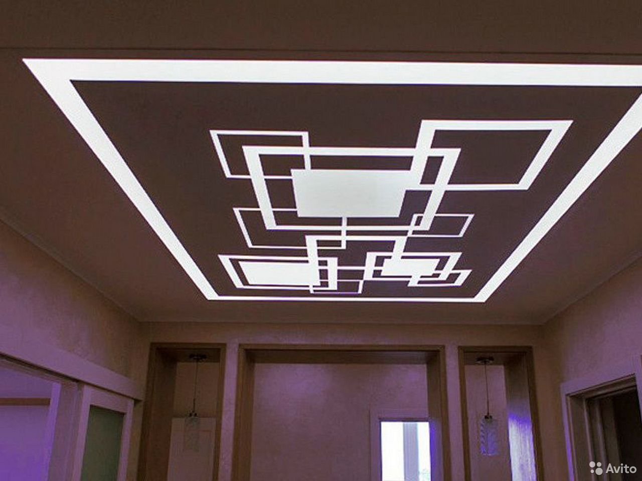 Вправо в потолок. Световые линии на натяжном потолке. Подвесные потолки со световыми линиями. Светящиеся линии на потолке. Потолок с линиями подсветки.