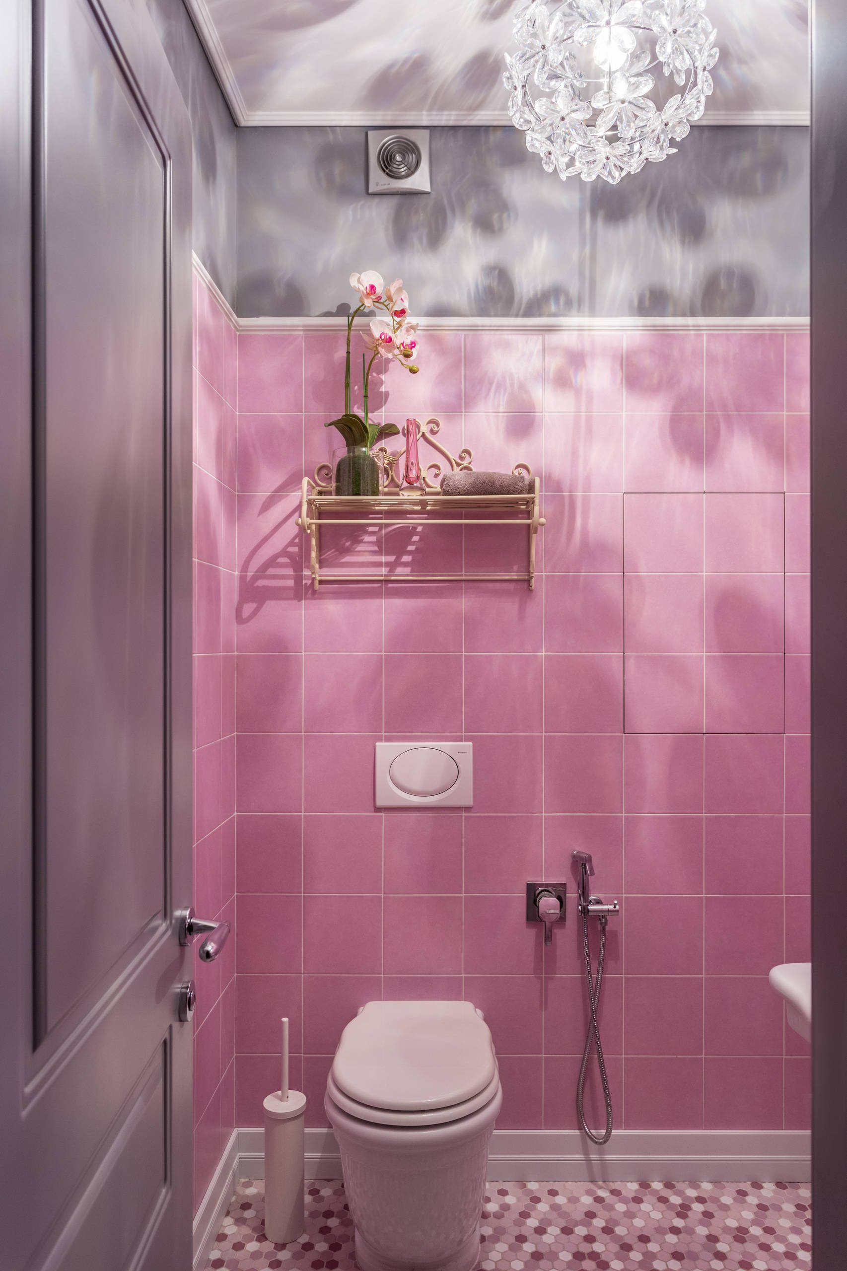 Плитка розовый цвет. Туалет в розовых тонах. Плитка в туалет. Плитка в ванную розовая. Плитка для ванной комнаты розовая.