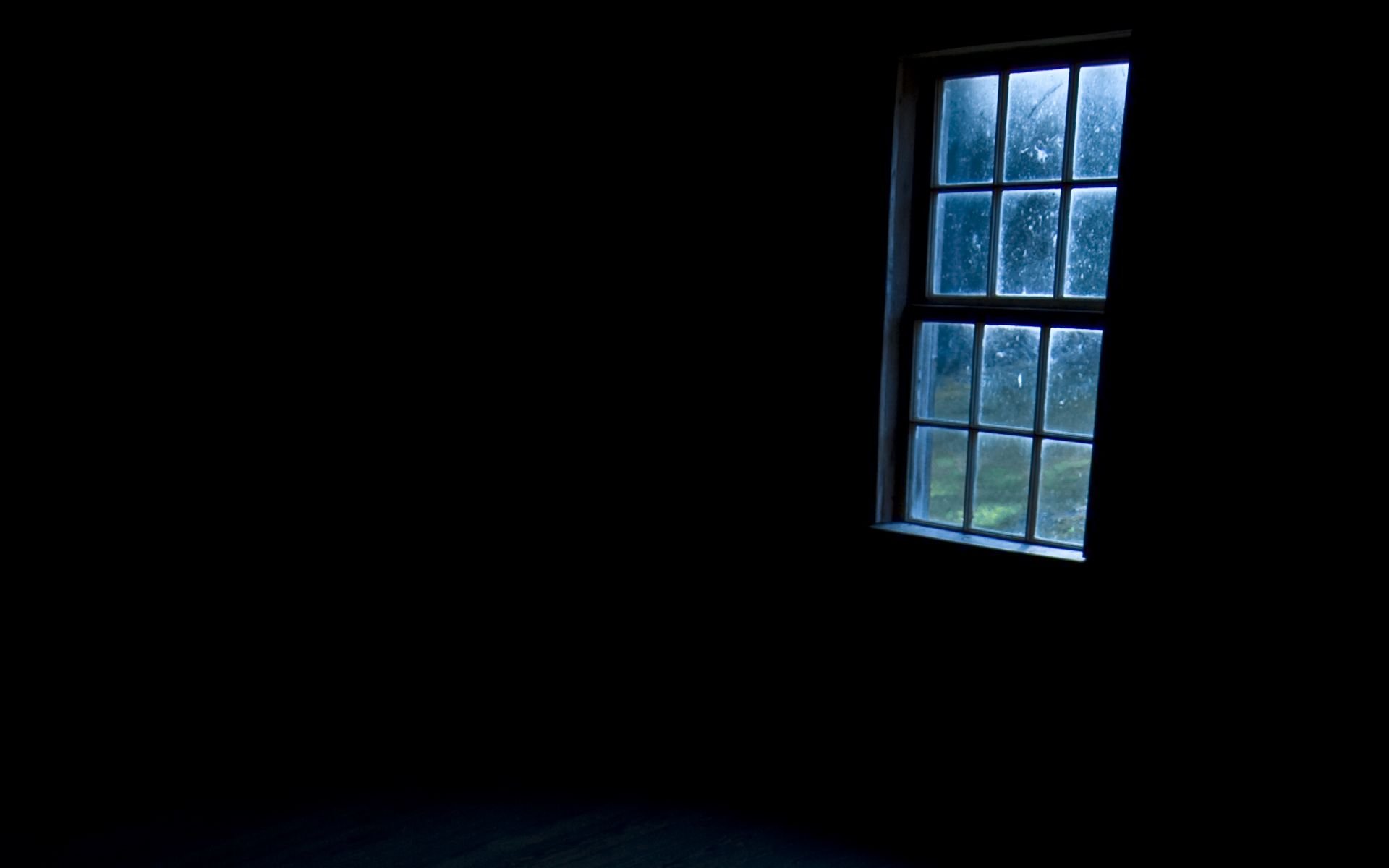 Снятся черные окна. Темная комната с окном. Свет из окна. Темное окно. Ночное окно в комнате.