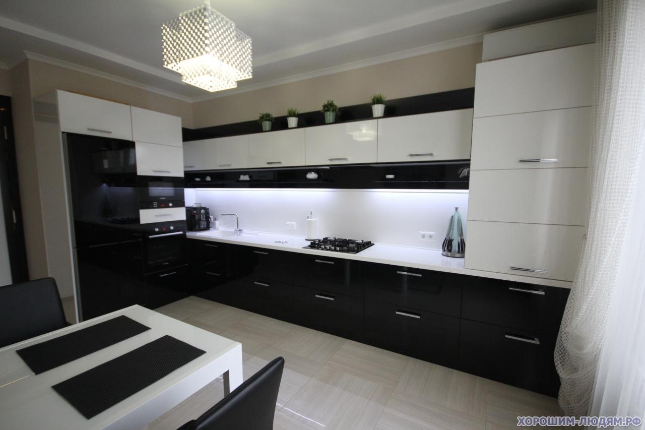 Кухня черный верх. Черно белая кухня. Черные кухни. Черный кухонный гарнитур. Кухонный гарнитур черно-белый.