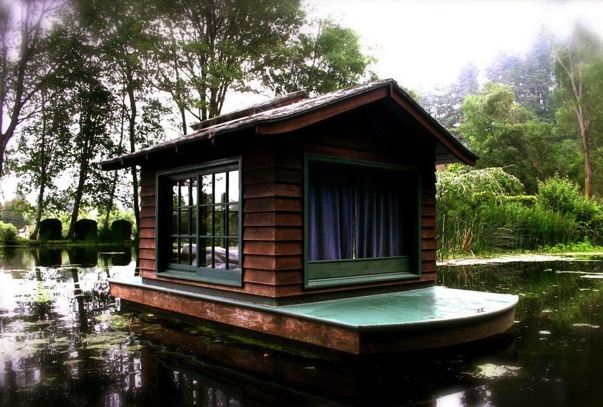 Красивые дома на воде. Тини Хаус у озера. Дом на воде. Плавучая беседка. Домик у пруда.